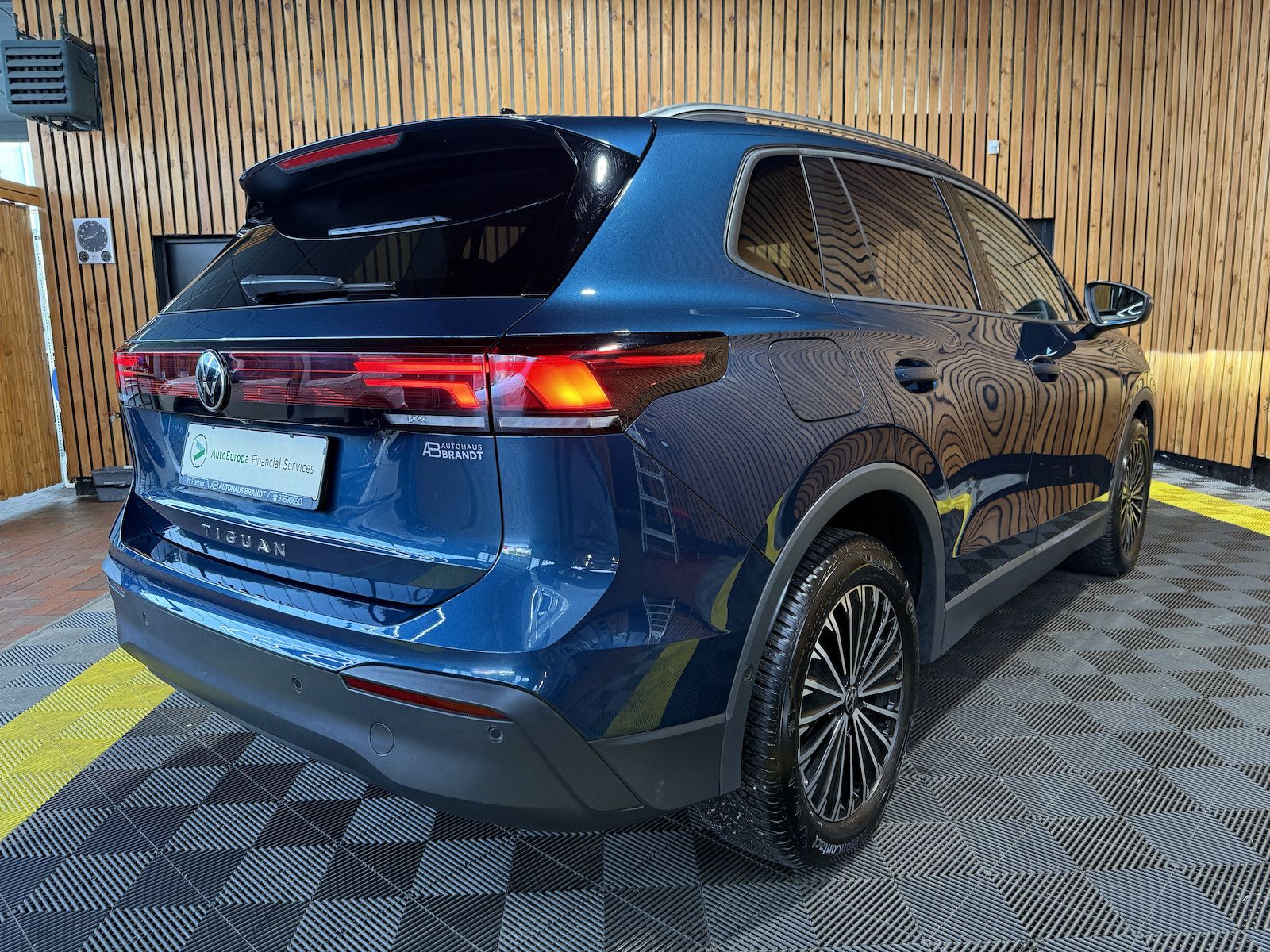 Fahrzeugabbildung Volkswagen Tiguan 2,0 TDI DSG n.Modell *Navi*Kam*LED*AHK*