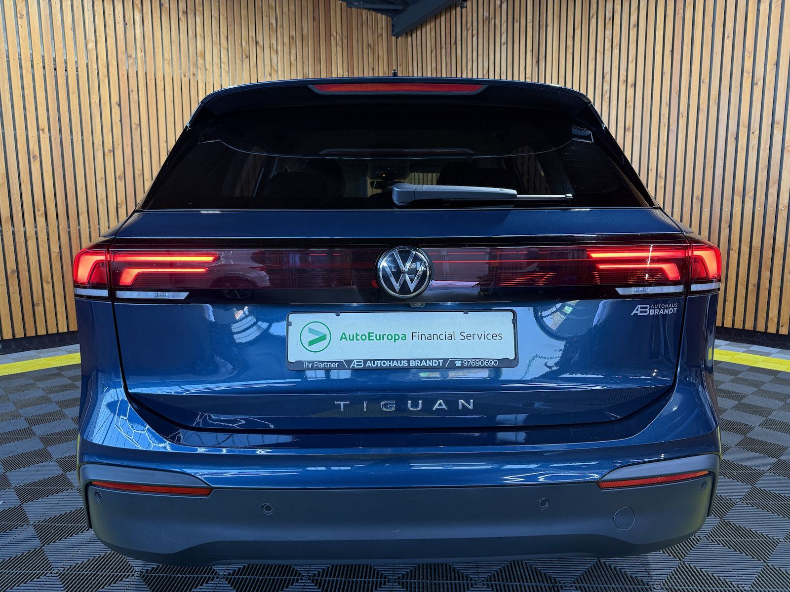 Fahrzeugabbildung Volkswagen Tiguan 2,0 TDI DSG n.Modell *Navi*Kam*LED*AHK*