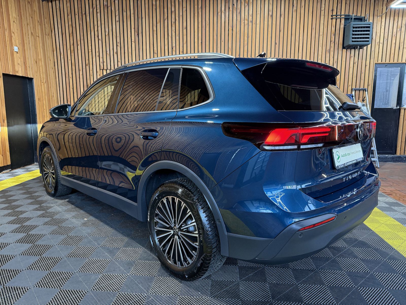 Fahrzeugabbildung Volkswagen Tiguan 2,0 TDI DSG n.Modell *Navi*Kam*LED*AHK*