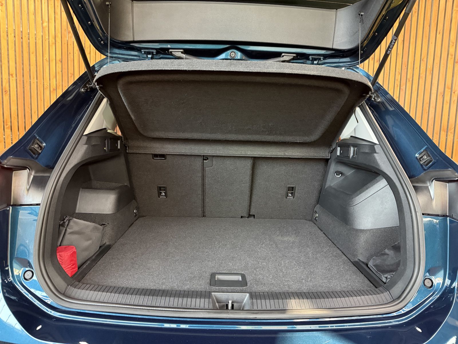 Fahrzeugabbildung Volkswagen Tiguan 2,0 TDI DSG n.Modell *Navi*Kam*LED*AHK*