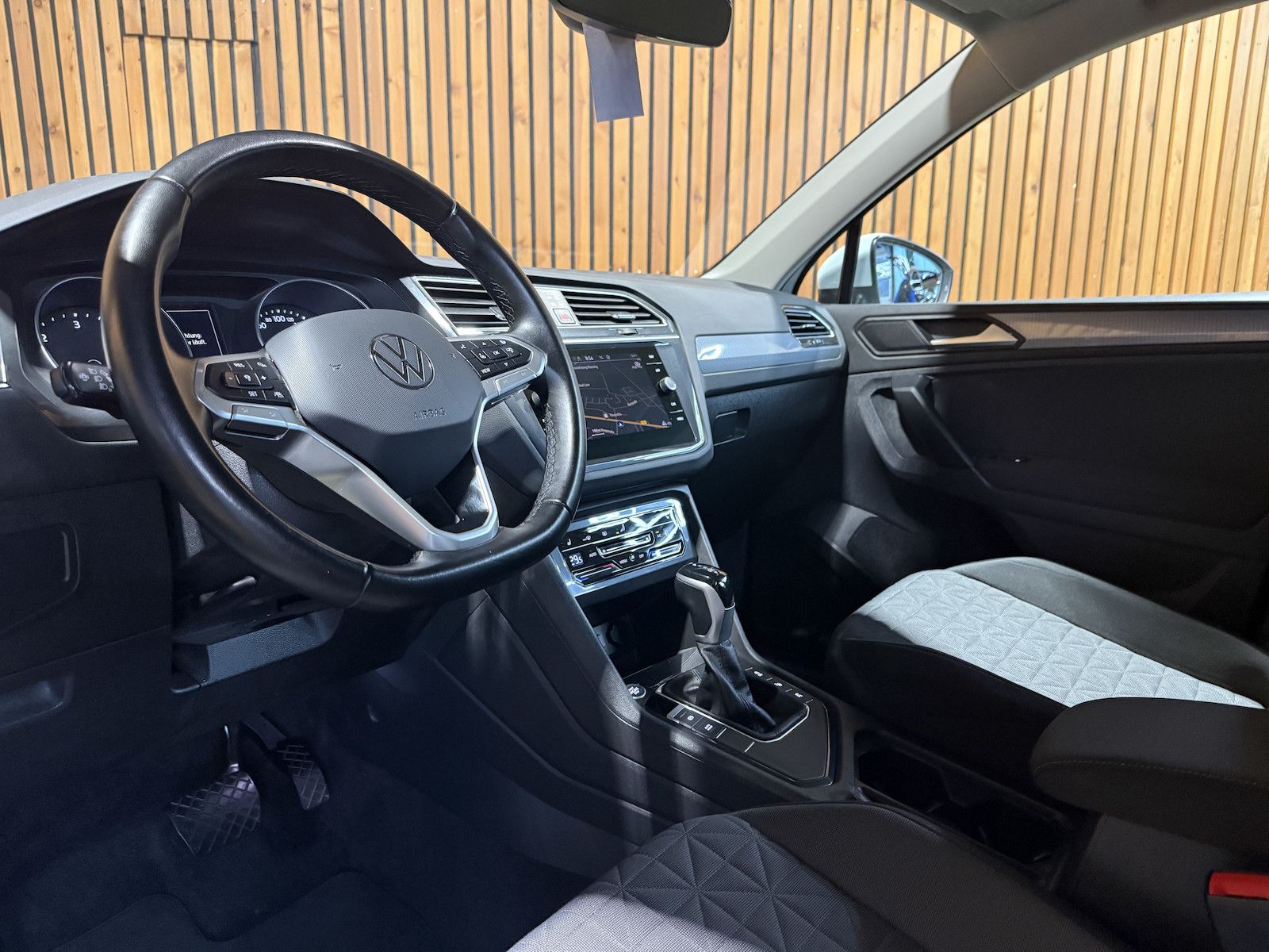 Fahrzeugabbildung Volkswagen Tiguan 2,0 TDI Life DSG *Navi*ACC*AHK*Kam*LED*