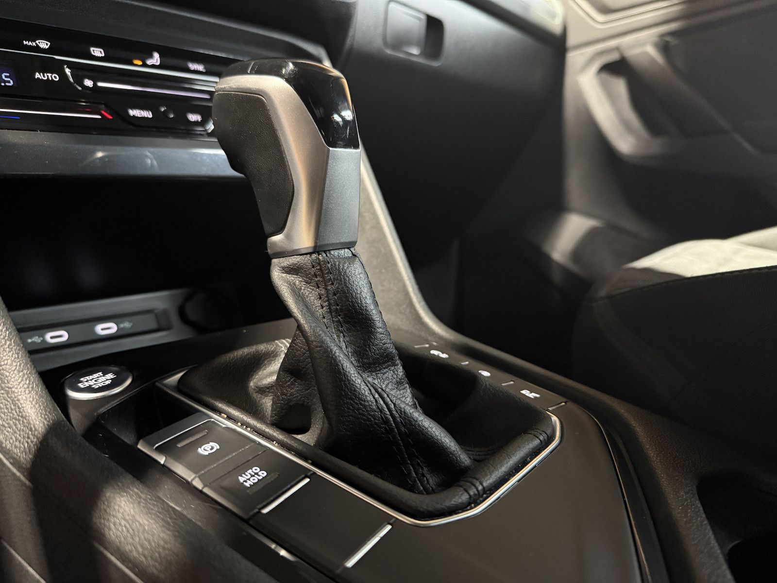 Fahrzeugabbildung Volkswagen Tiguan 2,0 TDI Life DSG *Navi*ACC*AHK*Kam*LED*