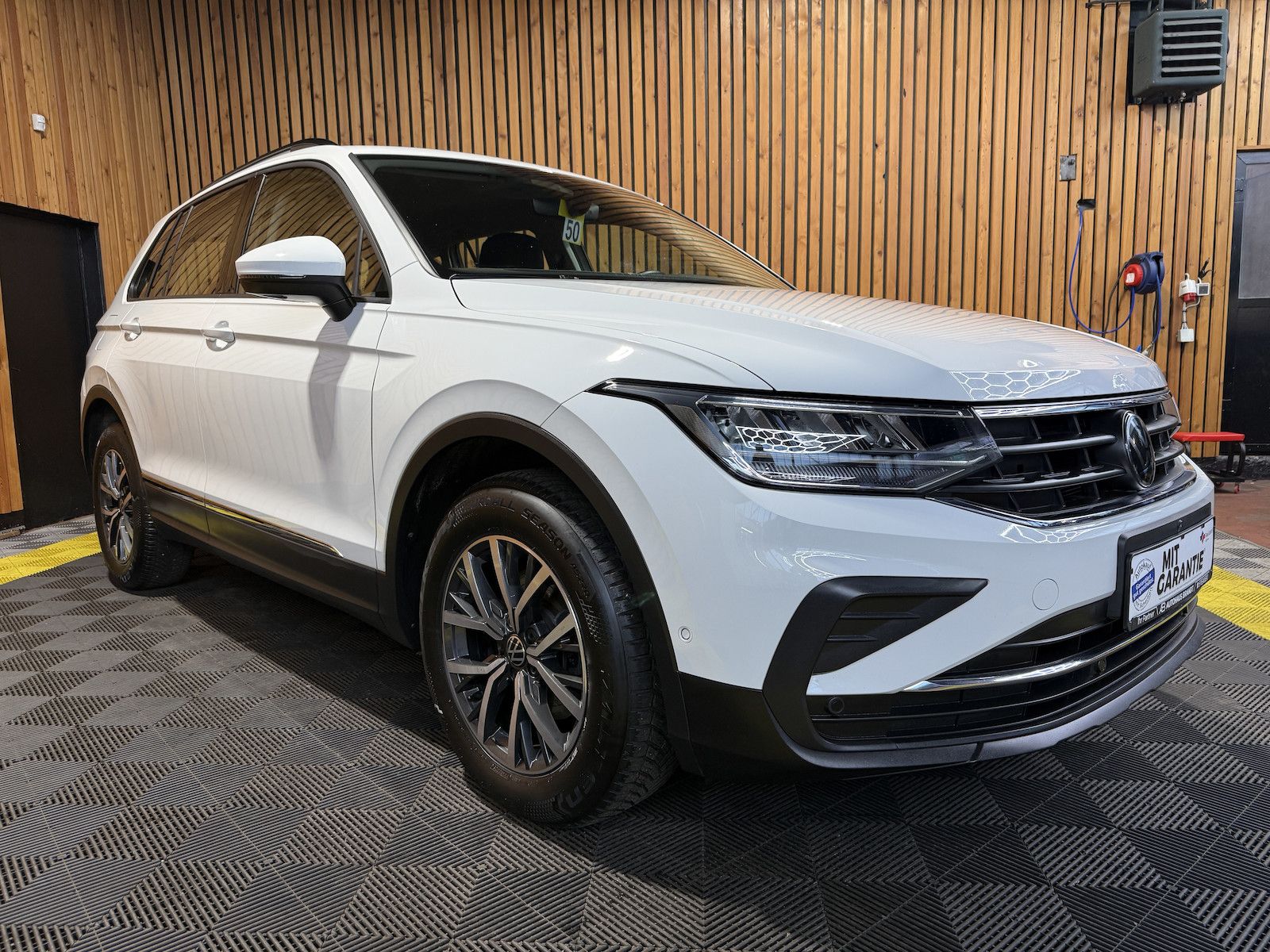 Fahrzeugabbildung Volkswagen Tiguan 2,0 TDI Life DSG *Navi*ACC*AHK*Kam*LED*