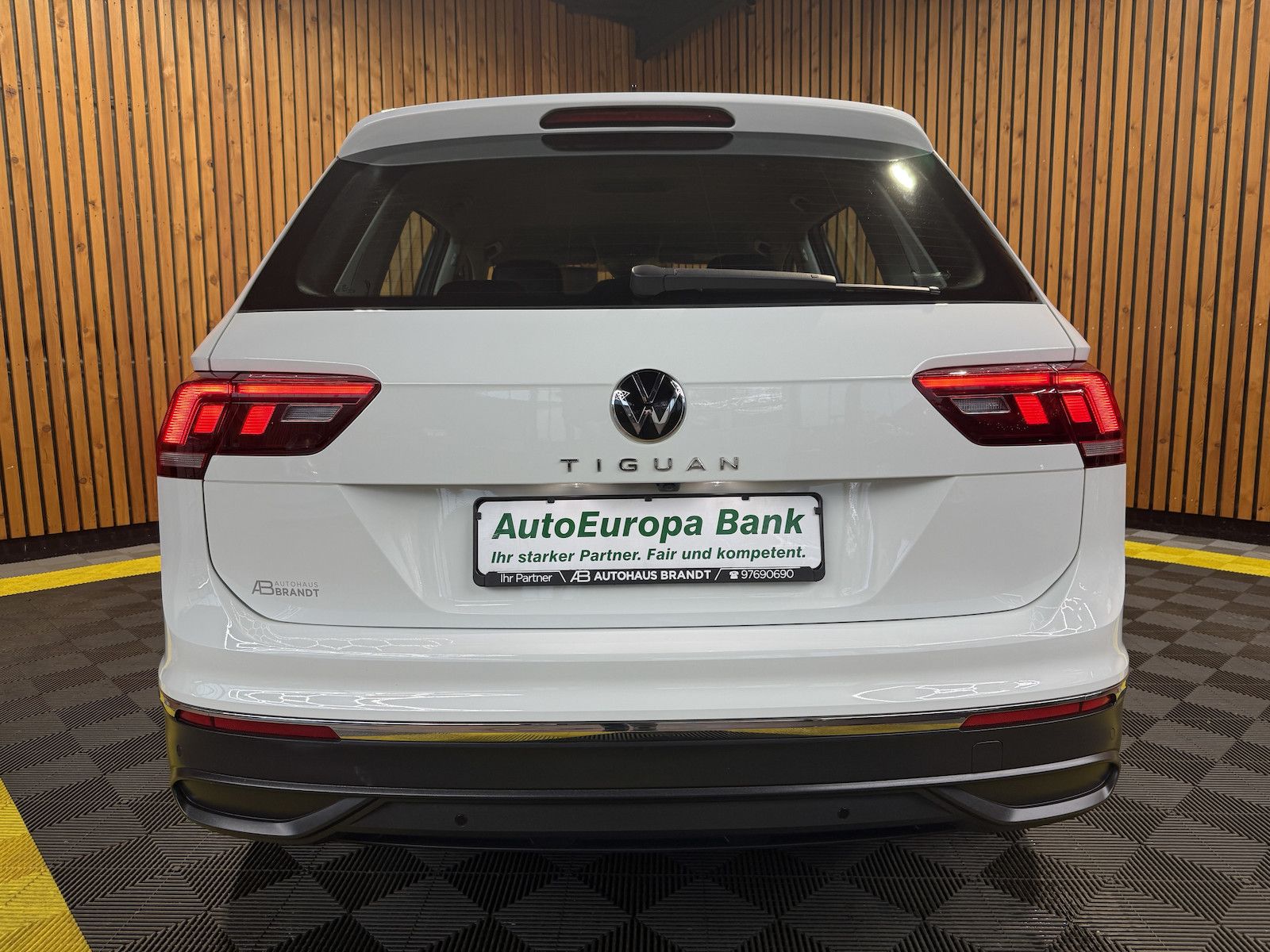 Fahrzeugabbildung Volkswagen Tiguan 2,0 TDI Life DSG *Navi*ACC*AHK*Kam*LED*