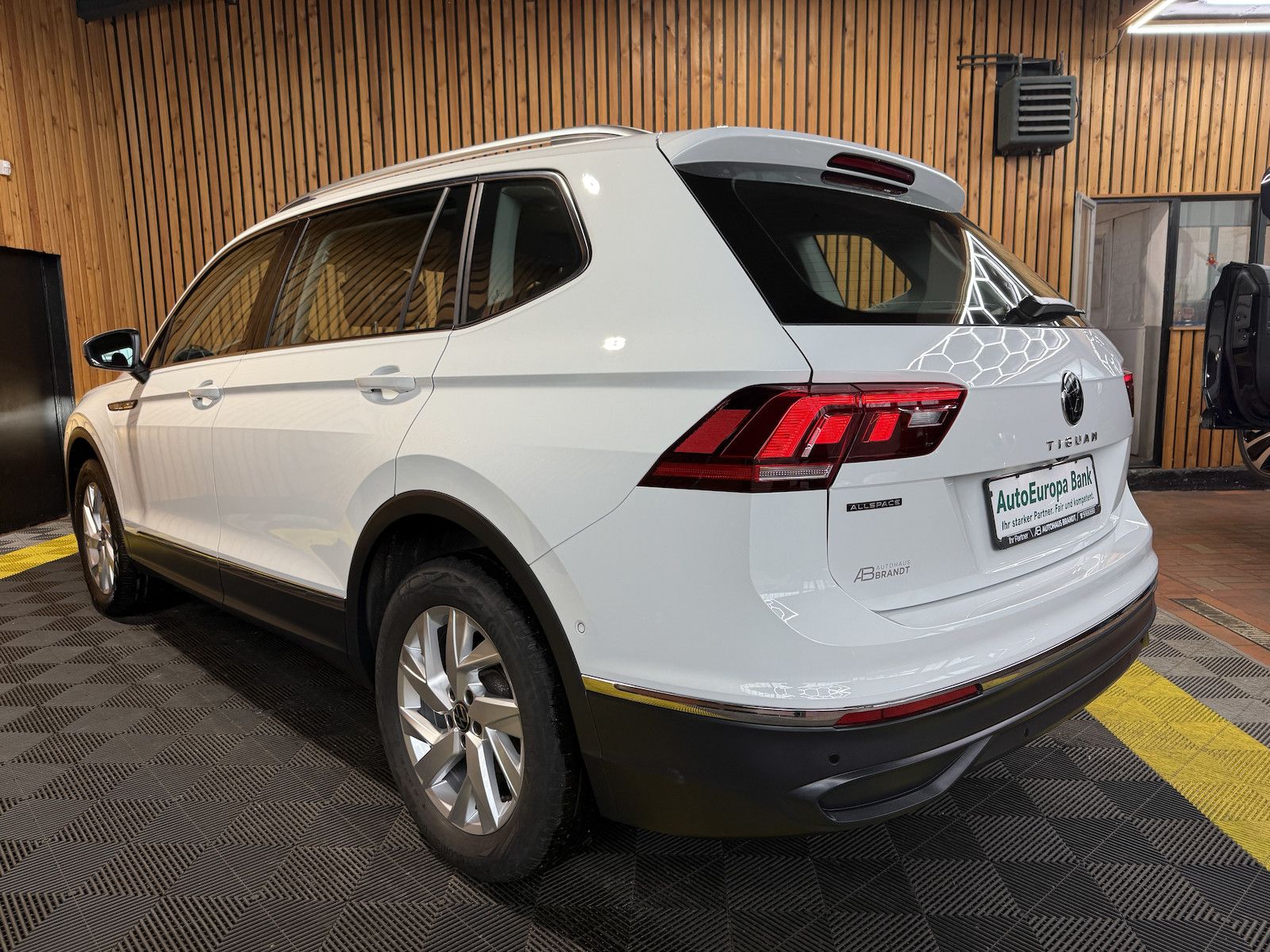 Fahrzeugabbildung Volkswagen Tiguan Allspace 2,0 TDI DSG *Navi*Kam*LED*Head*