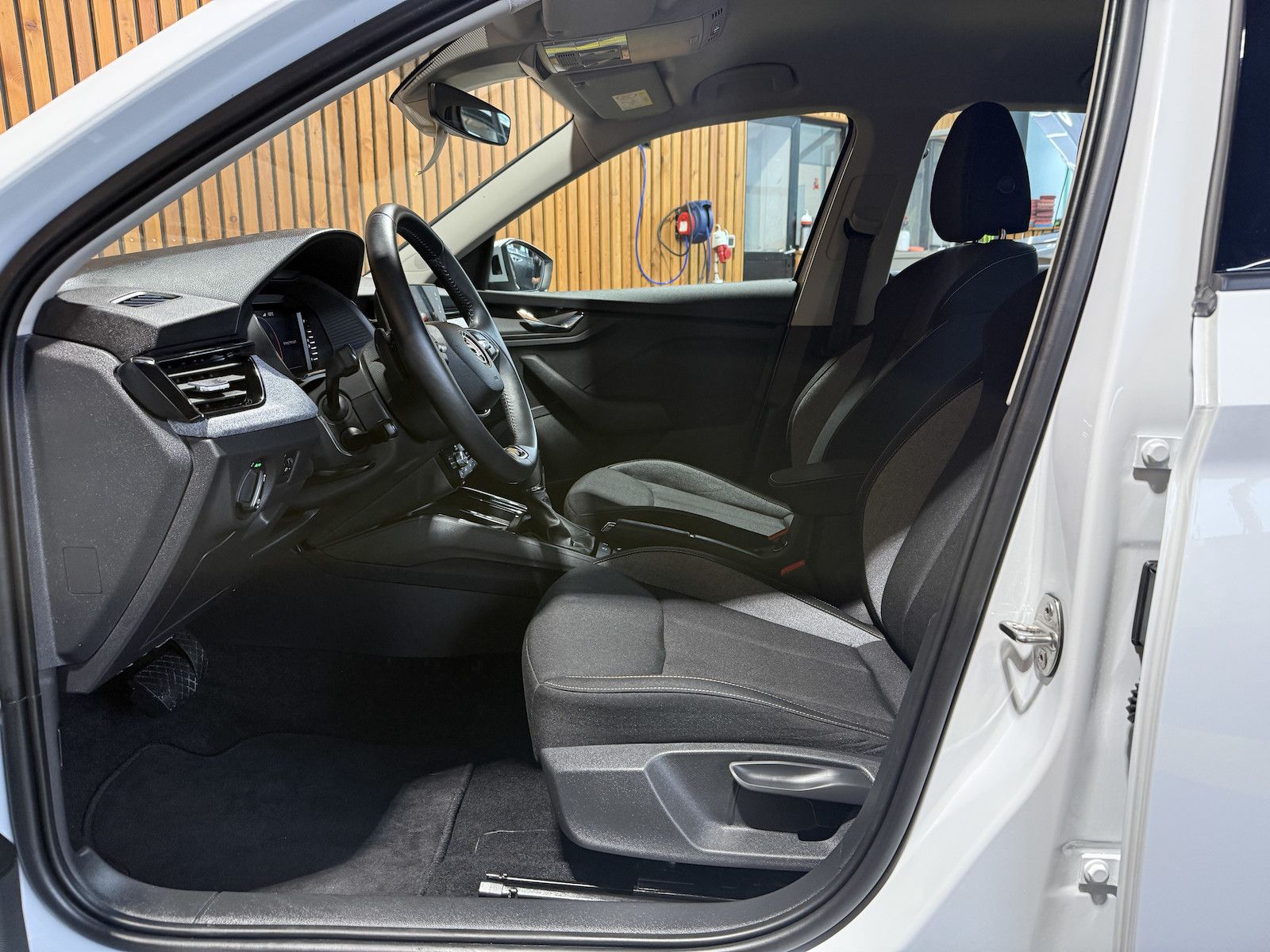 Fahrzeugabbildung SKODA Kamiq 1,5TSI Selec. DSG*Navi*LED*Kam*Virtual*ACC