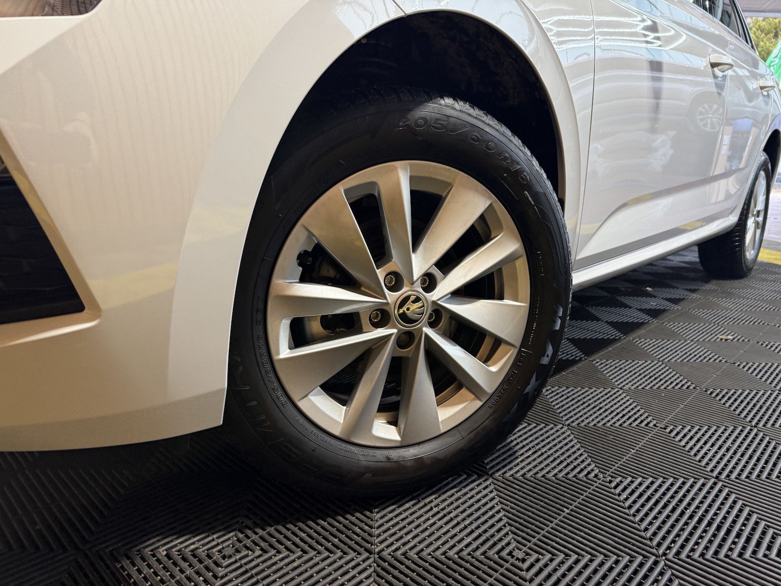 Fahrzeugabbildung SKODA Kamiq 1,5TSI Selec. DSG*Navi*LED*Kam*Virtual*ACC