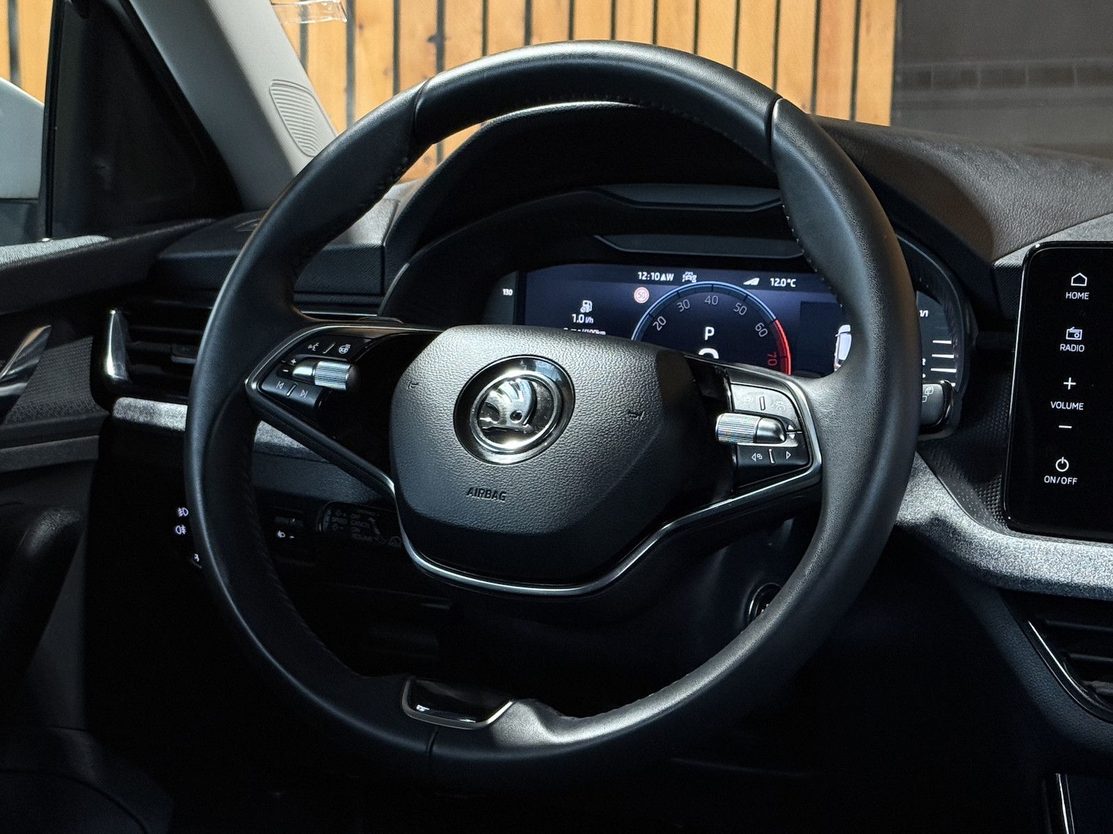 Fahrzeugabbildung SKODA Kamiq 1,5TSI Selec. DSG*Navi*LED*Kam*Virtual*ACC