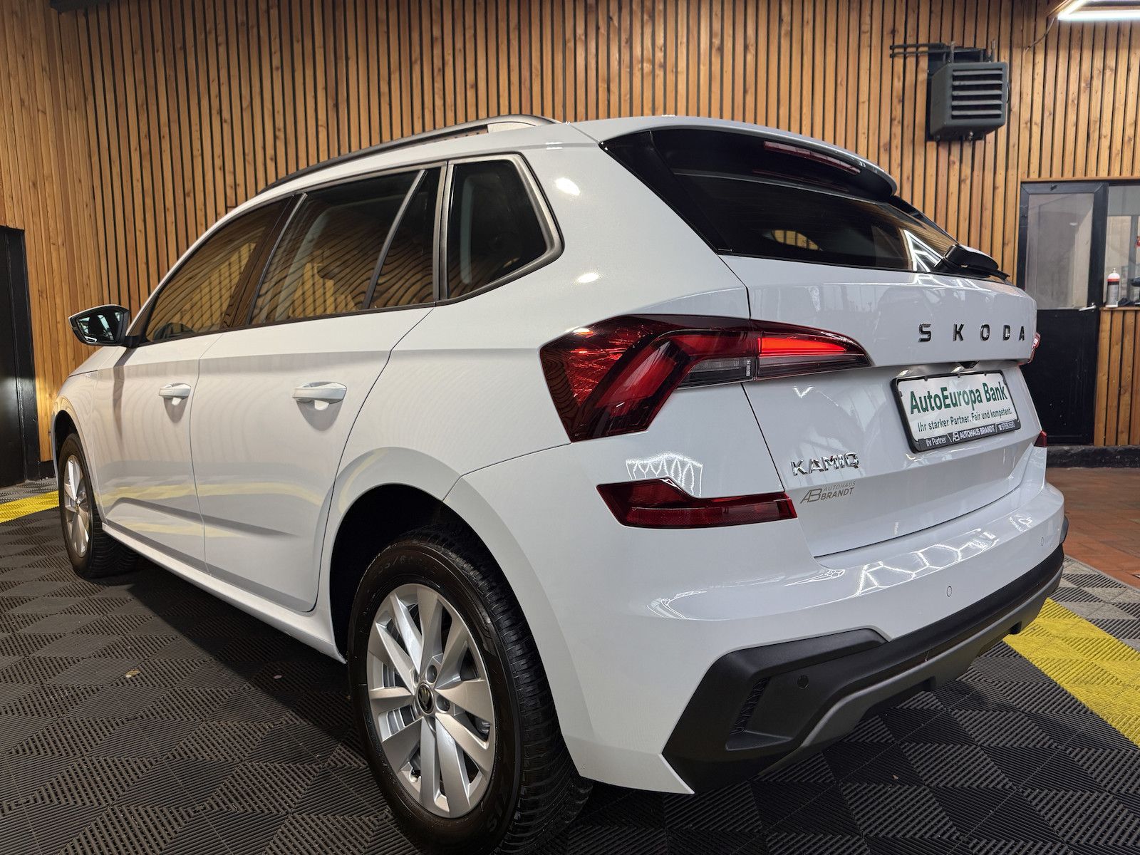 Fahrzeugabbildung SKODA Kamiq 1,5TSI Selec. DSG*Navi*LED*Kam*Virtual*ACC