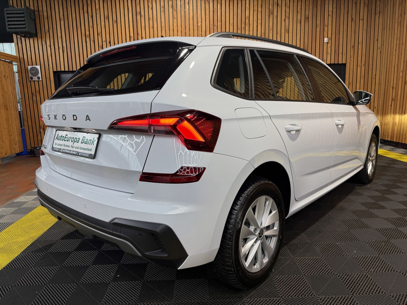 Fahrzeugabbildung SKODA Kamiq 1,5TSI Selec. DSG*Navi*LED*Kam*Virtual*ACC