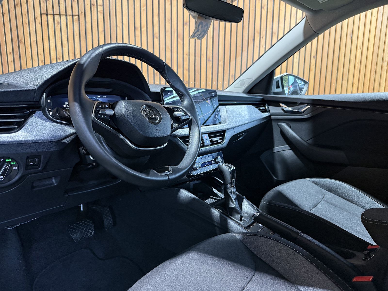 Fahrzeugabbildung SKODA Kamiq 1,5TSI Selec. DSG*Navi*LED*Kam*Virtual*ACC