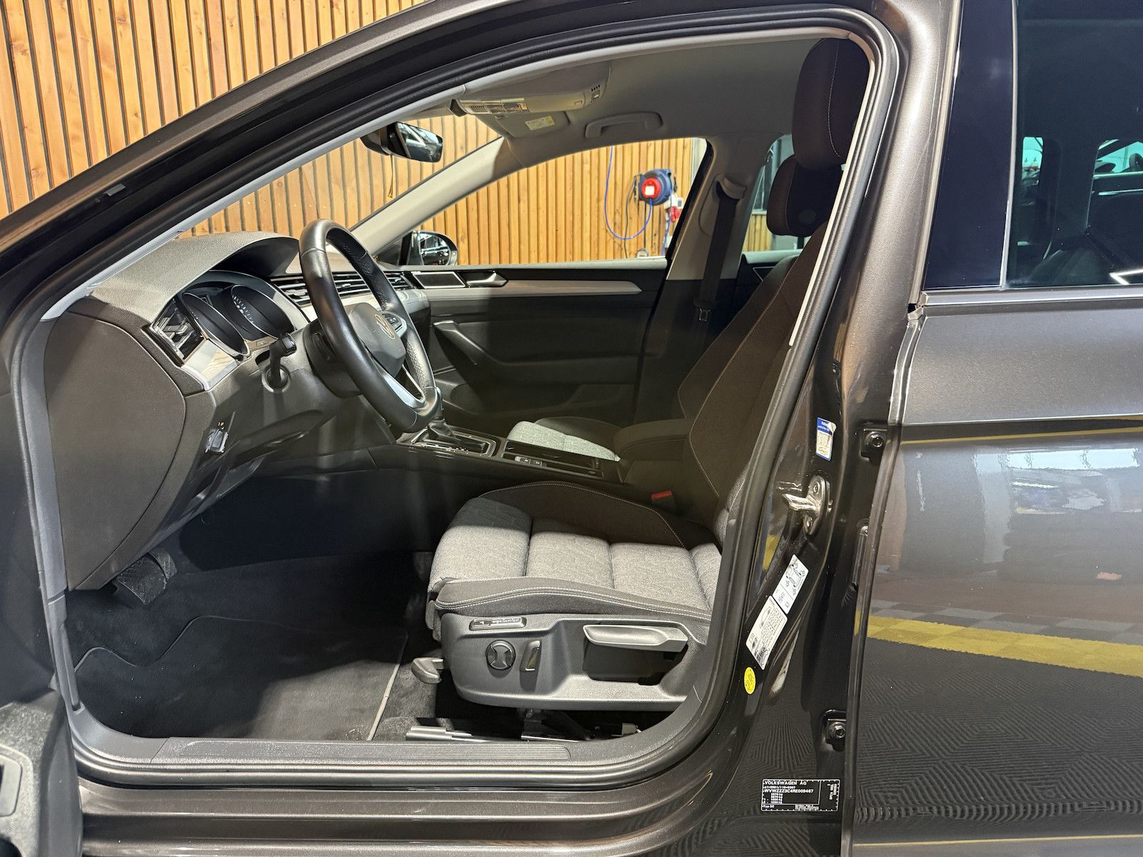 Fahrzeugabbildung Volkswagen Passat Variant 1,5 TSI DSG *Navi*LED*Kam*ACC*AHK