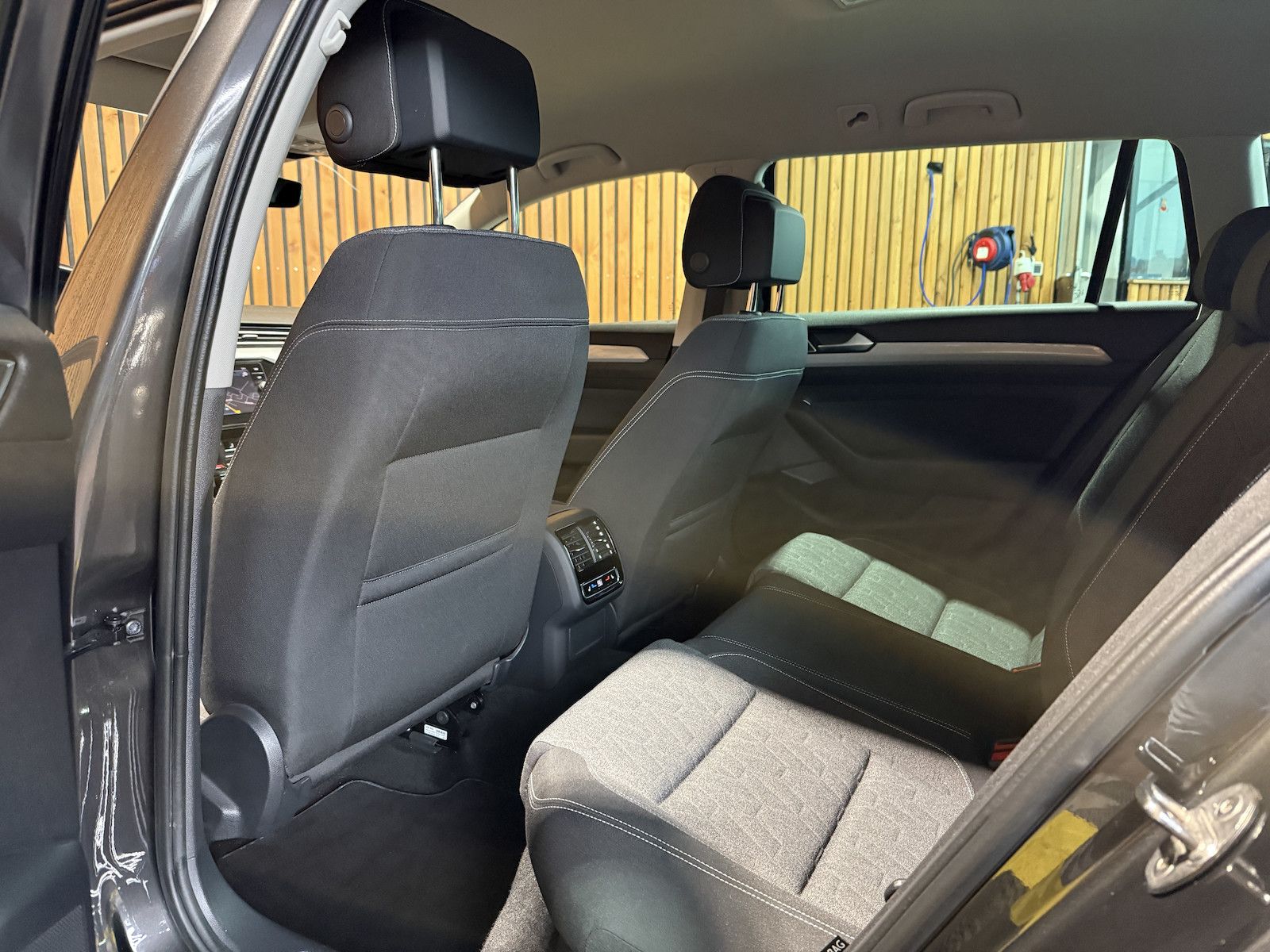 Fahrzeugabbildung Volkswagen Passat Variant 1,5 TSI DSG *Navi*LED*Kam*ACC*AHK