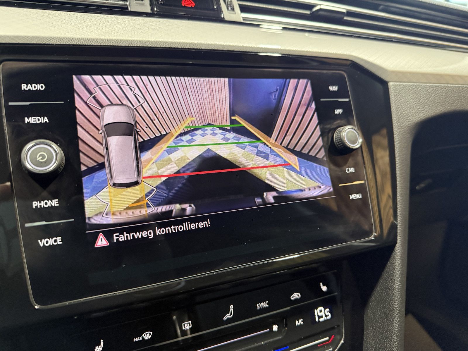 Fahrzeugabbildung Volkswagen Passat Variant 1,5 TSI DSG *Navi*LED*Kam*ACC*AHK