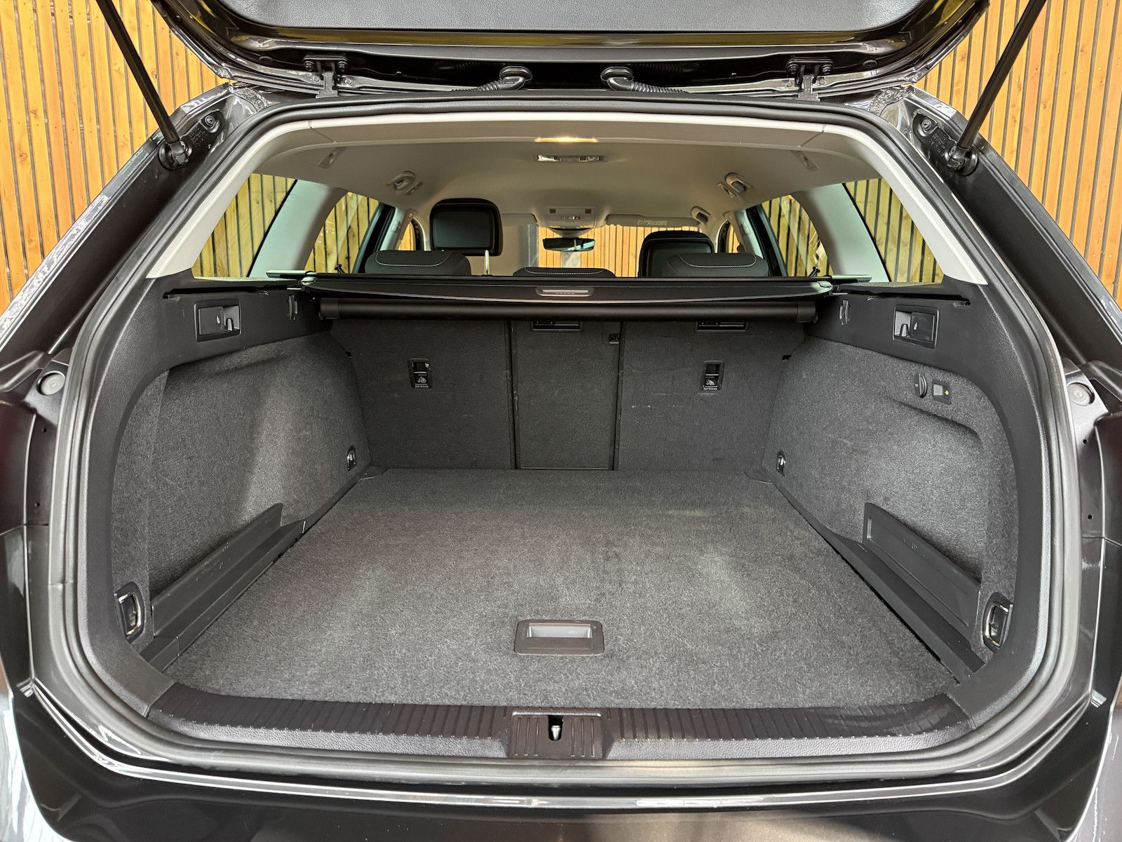 Fahrzeugabbildung Volkswagen Passat Variant 1,5 TSI DSG *Navi*LED*Kam*ACC*AHK