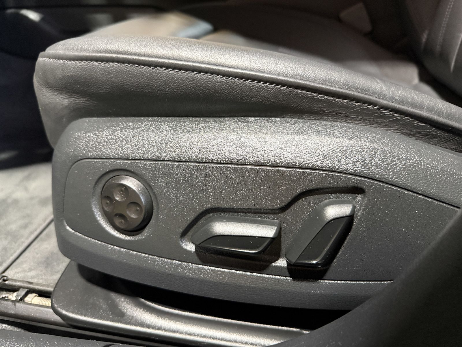 Fahrzeugabbildung Audi A4 Avant adv. 35 TFSI Aut Navi*Kam*Virtual*Leder