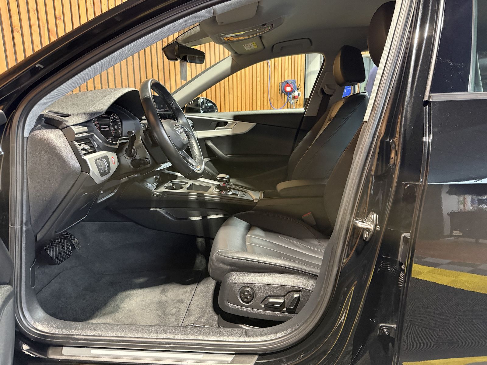 Fahrzeugabbildung Audi A4 Avant adv. 35 TFSI Aut Navi*Kam*Virtual*Leder