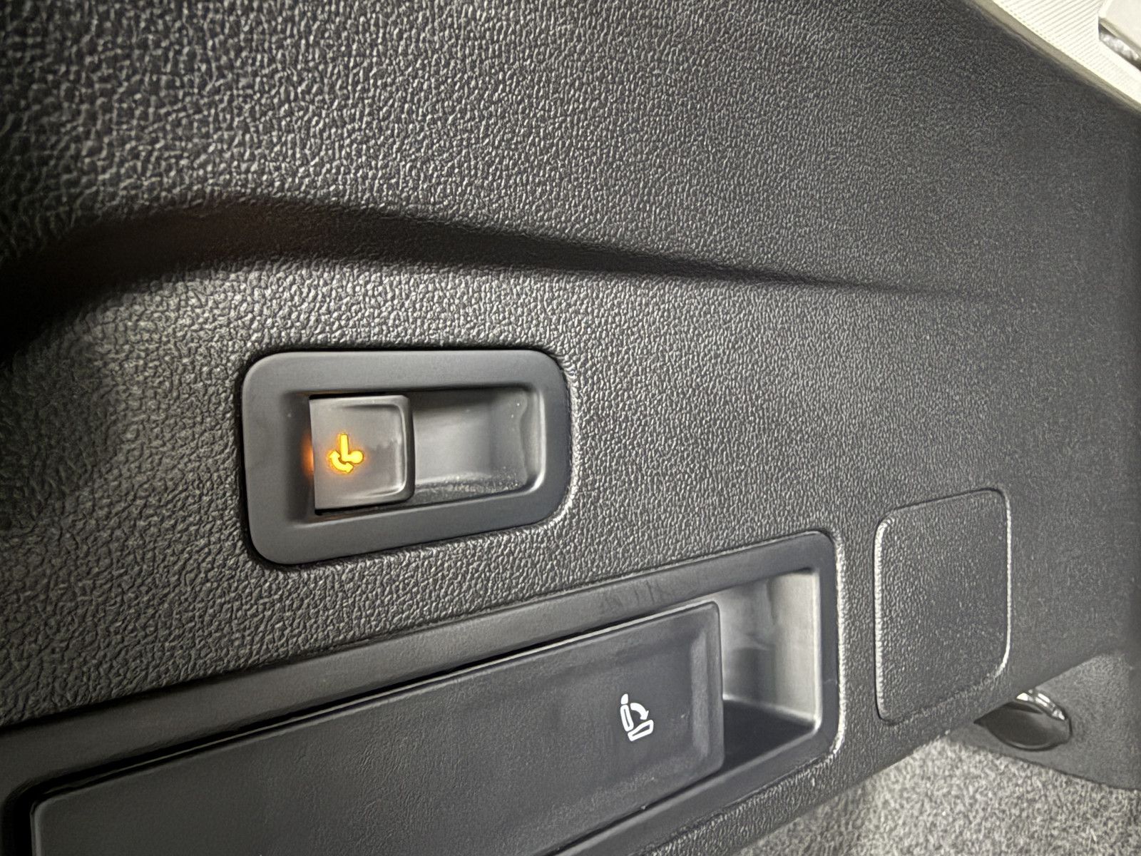 Fahrzeugabbildung Volkswagen Tiguan Allspace 2,0TDI 4M 7-Sitzer*Navi*AHK*LED