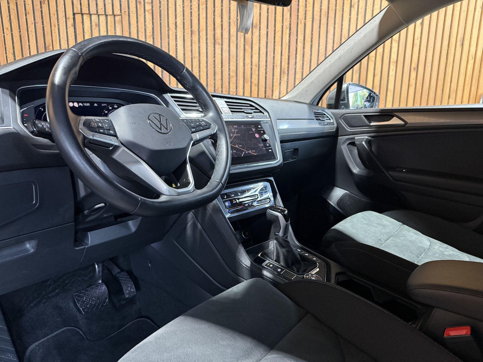 Fahrzeugabbildung Volkswagen Tiguan Allspace 2,0TDI 4M 7-Sitzer*Navi*AHK*LED