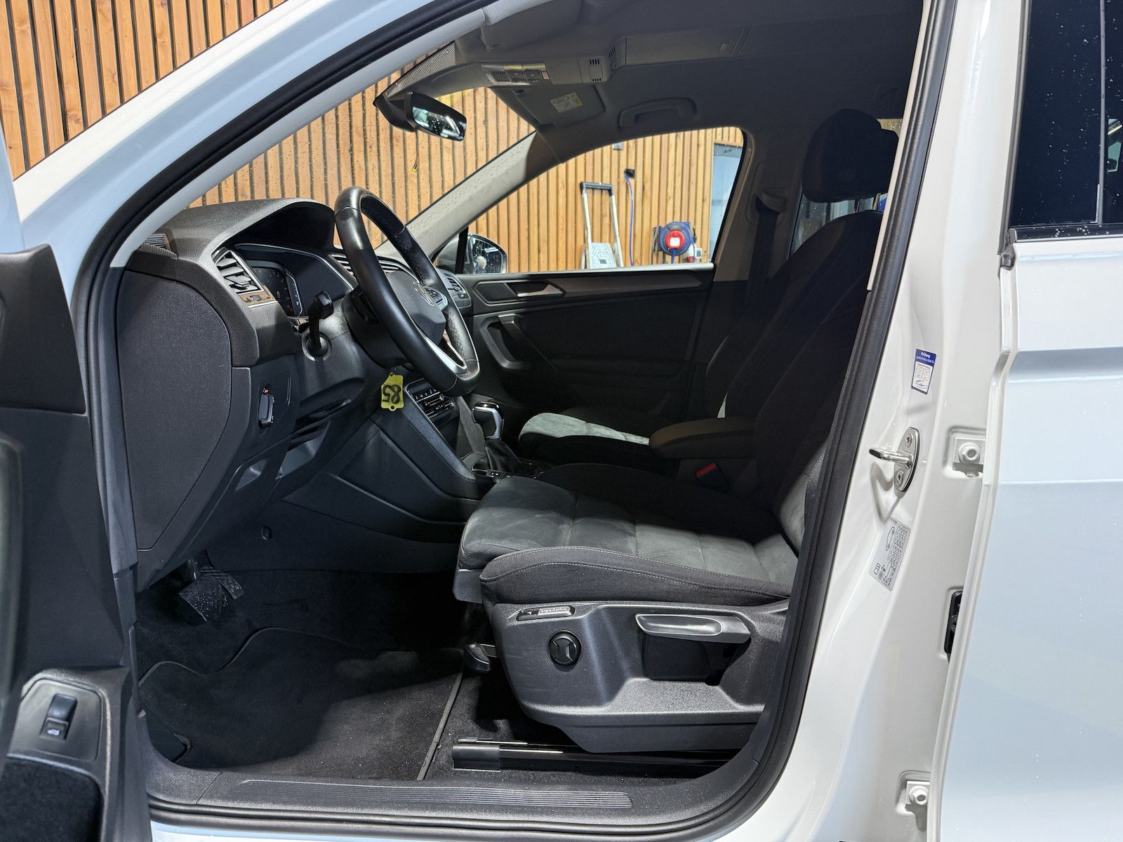 Fahrzeugabbildung Volkswagen Tiguan Allspace 2,0TDI 4M 7-Sitzer*Navi*AHK*LED