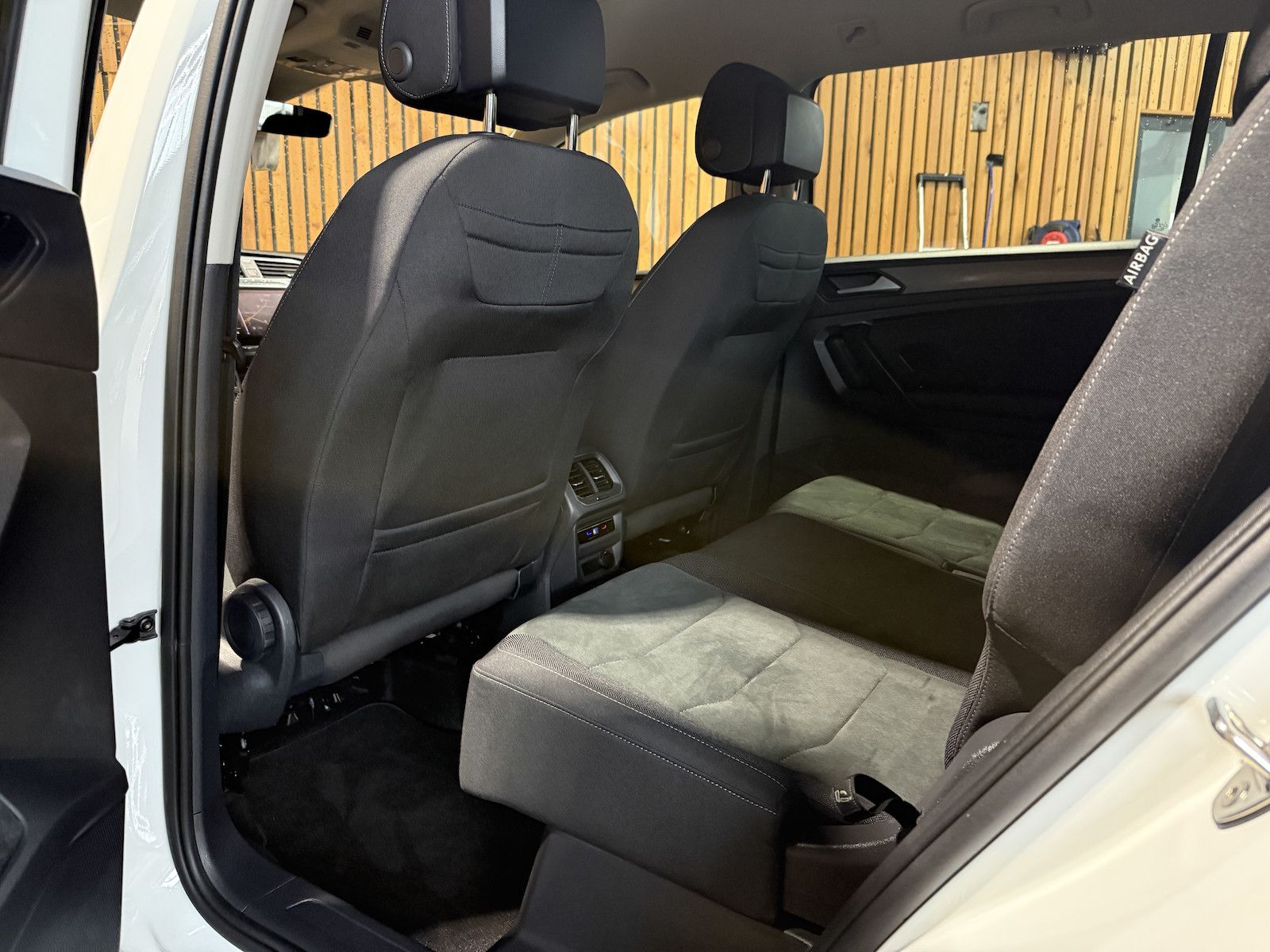 Fahrzeugabbildung Volkswagen Tiguan Allspace 2,0TDI 4M 7-Sitzer*Navi*AHK*LED