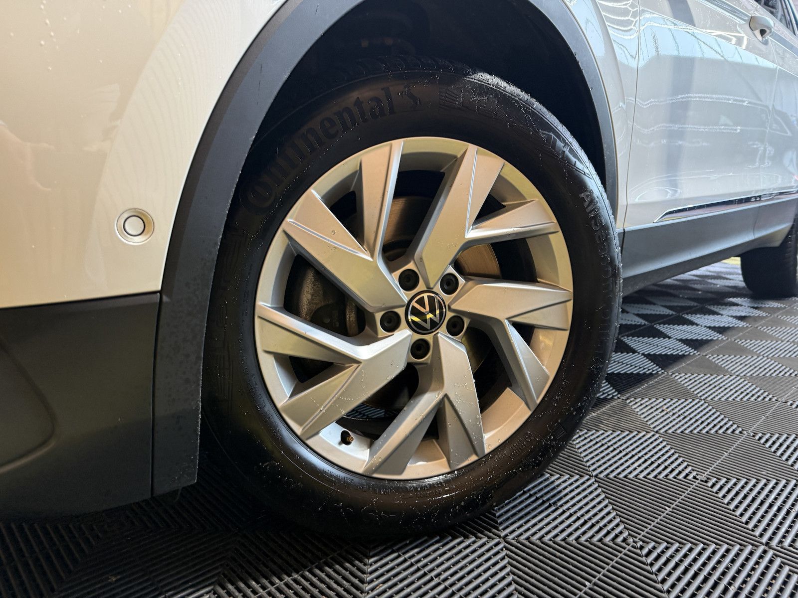 Fahrzeugabbildung Volkswagen Tiguan Allspace 2,0TDI 4M 7-Sitzer*Navi*AHK*LED