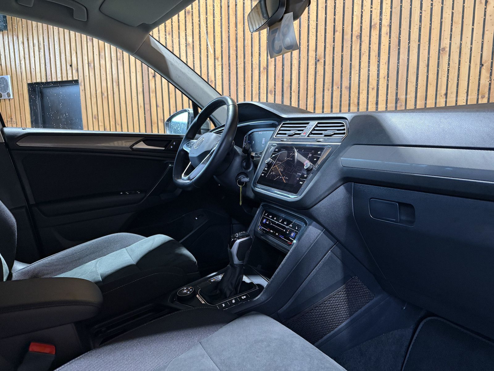 Fahrzeugabbildung Volkswagen Tiguan Allspace 2,0TDI 4M 7-Sitzer*Navi*AHK*LED
