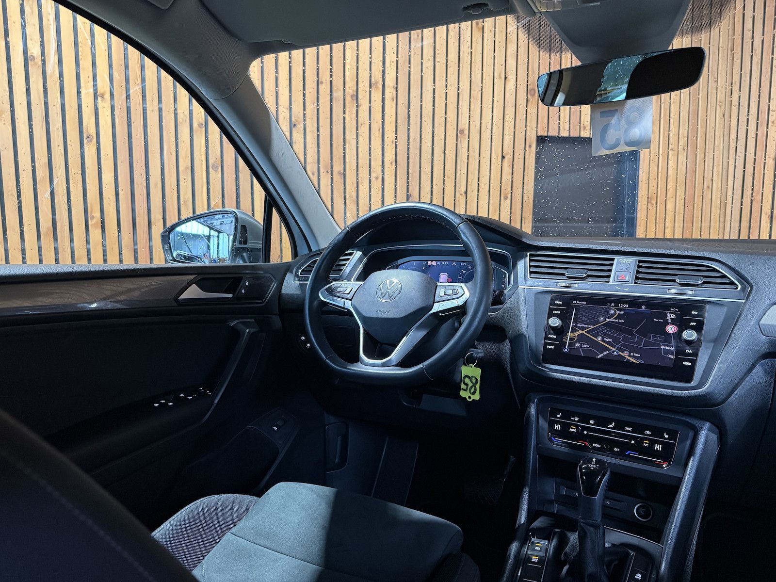 Fahrzeugabbildung Volkswagen Tiguan Allspace 2,0TDI 4M 7-Sitzer*Navi*AHK*LED