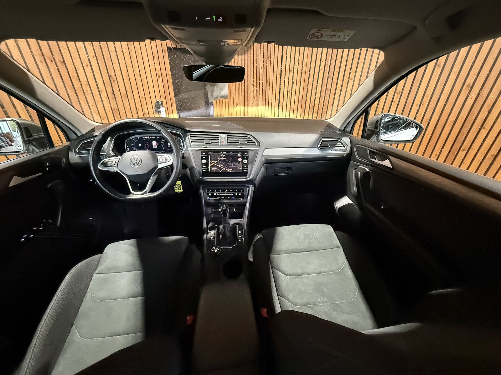 Fahrzeugabbildung Volkswagen Tiguan Allspace 2,0TDI 4M 7-Sitzer*Navi*AHK*LED