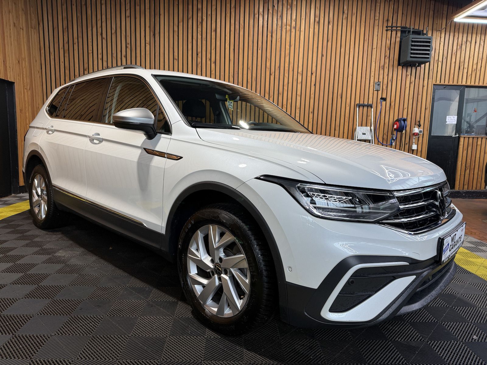 Fahrzeugabbildung Volkswagen Tiguan Allspace 2,0TDI 4M 7-Sitzer*Navi*AHK*LED