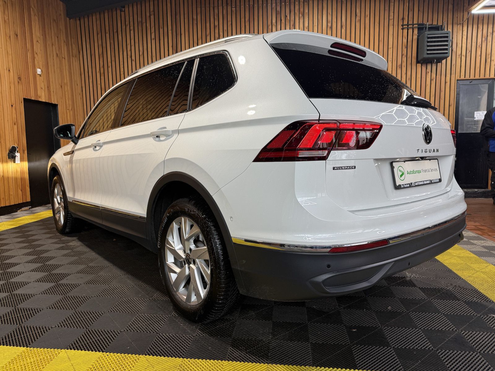 Fahrzeugabbildung Volkswagen Tiguan Allspace 2,0TDI 4M 7-Sitzer*Navi*AHK*LED