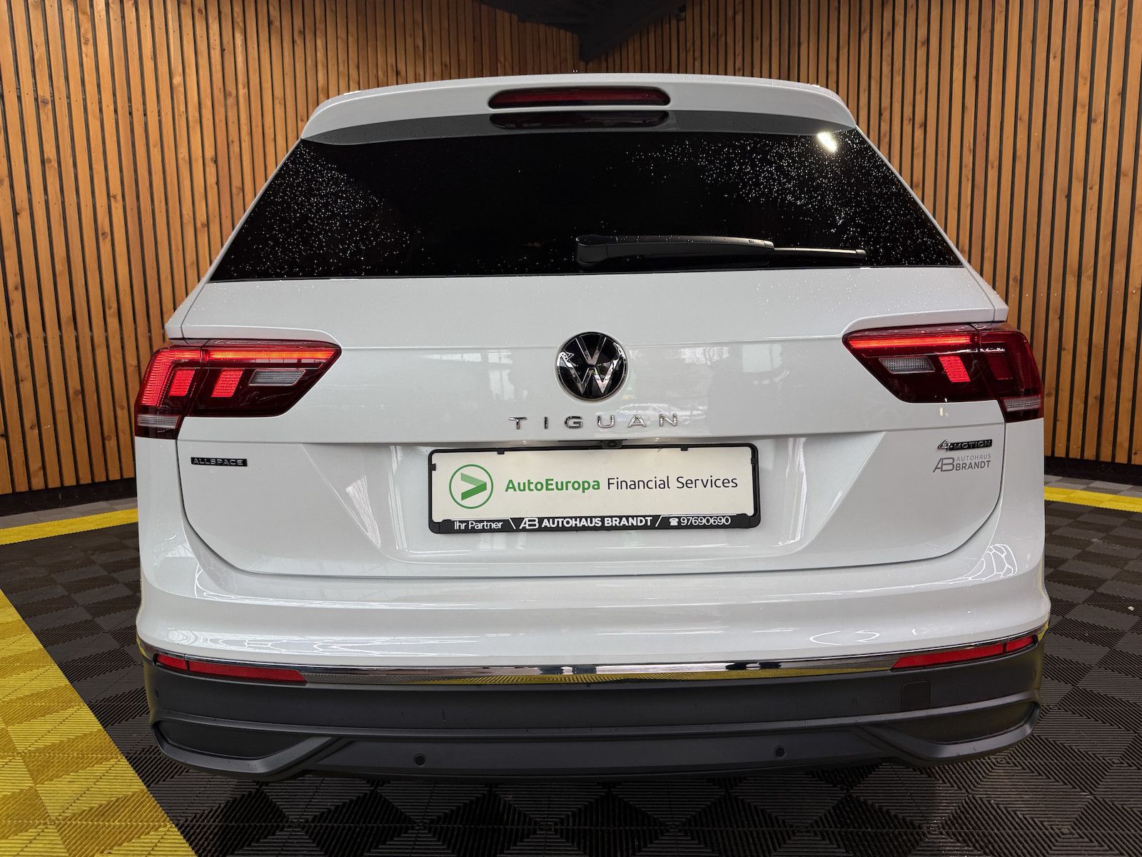 Fahrzeugabbildung Volkswagen Tiguan Allspace 2,0TDI 4M 7-Sitzer*Navi*AHK*LED