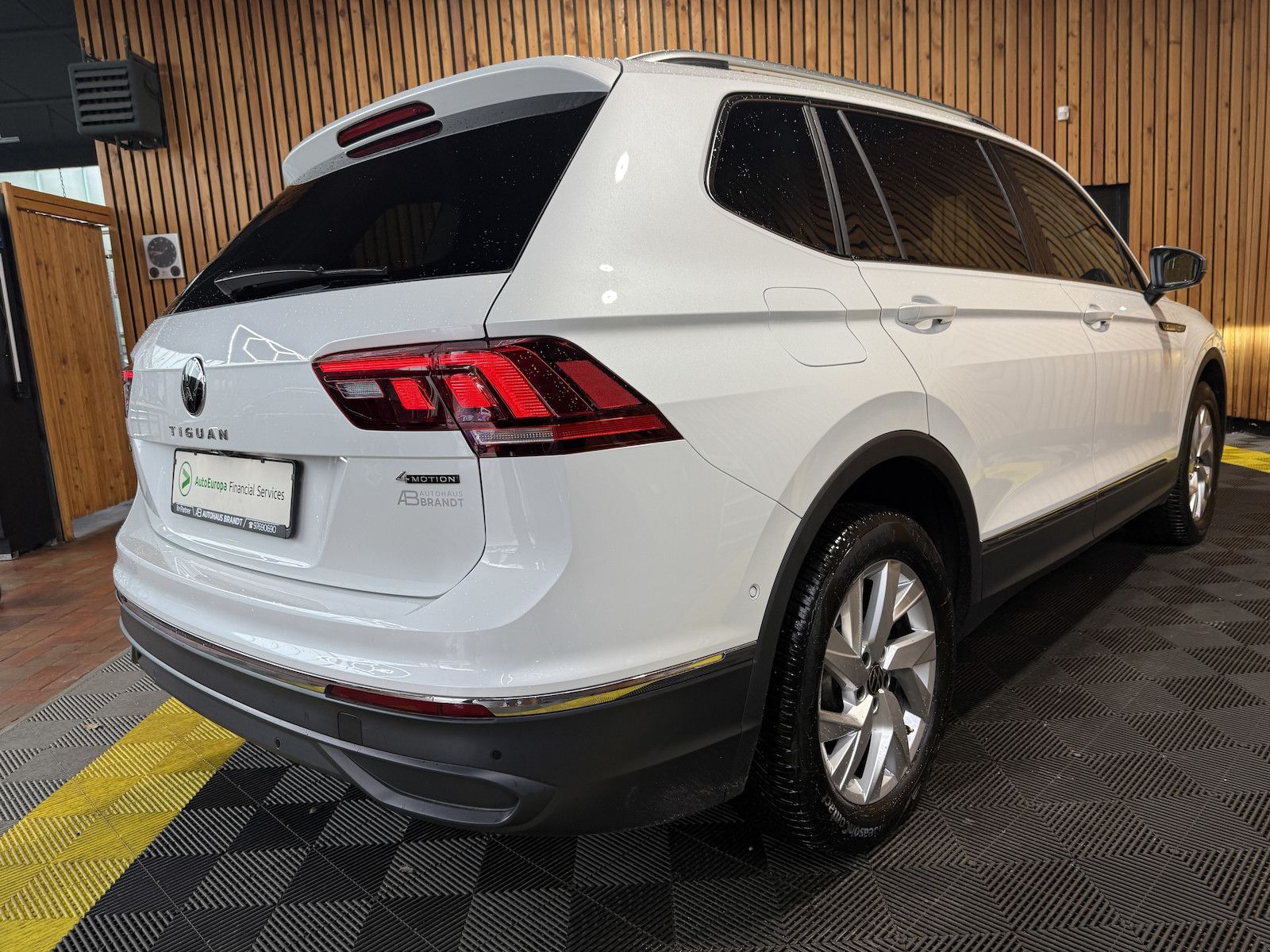 Fahrzeugabbildung Volkswagen Tiguan Allspace 2,0TDI 4M 7-Sitzer*Navi*AHK*LED