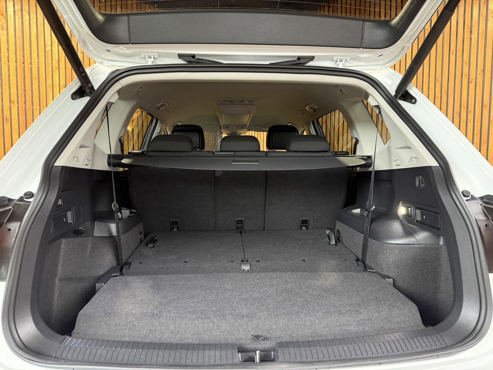 Fahrzeugabbildung Volkswagen Tiguan Allspace 2,0TDI 4M 7-Sitzer*Navi*AHK*LED