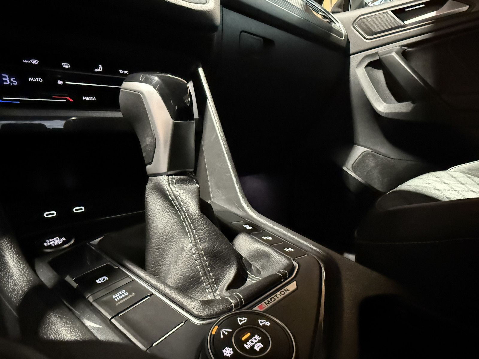 Fahrzeugabbildung Volkswagen Tiguan 2,0 TDI 4M DSG R-Line Black *Navi*AHK*IQ*