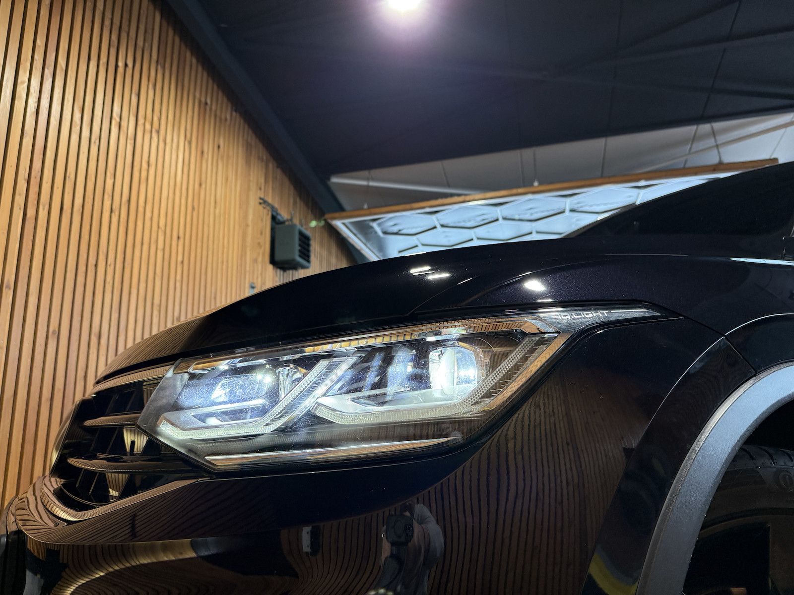 Fahrzeugabbildung Volkswagen Tiguan 2,0 TDI 4M DSG R-Line Black *Navi*AHK*IQ*