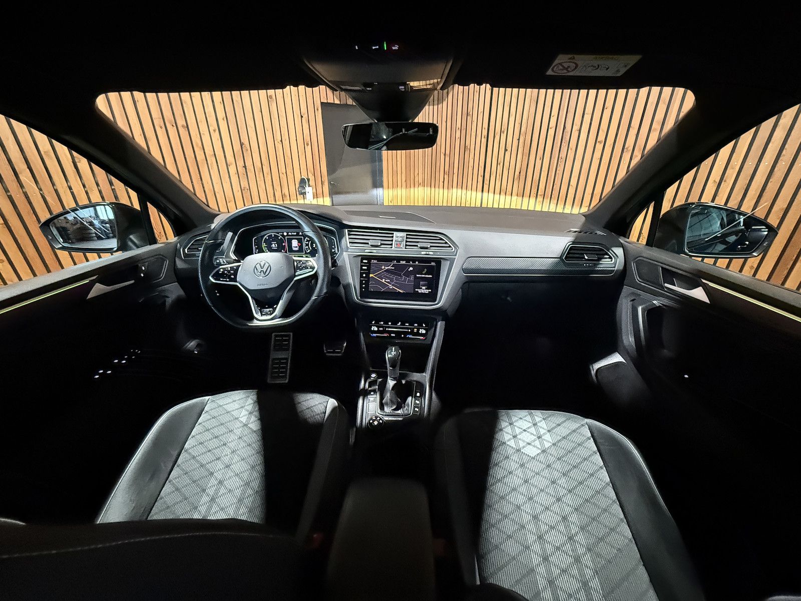 Fahrzeugabbildung Volkswagen Tiguan 2,0 TDI 4M DSG R-Line Black *Navi*AHK*IQ*