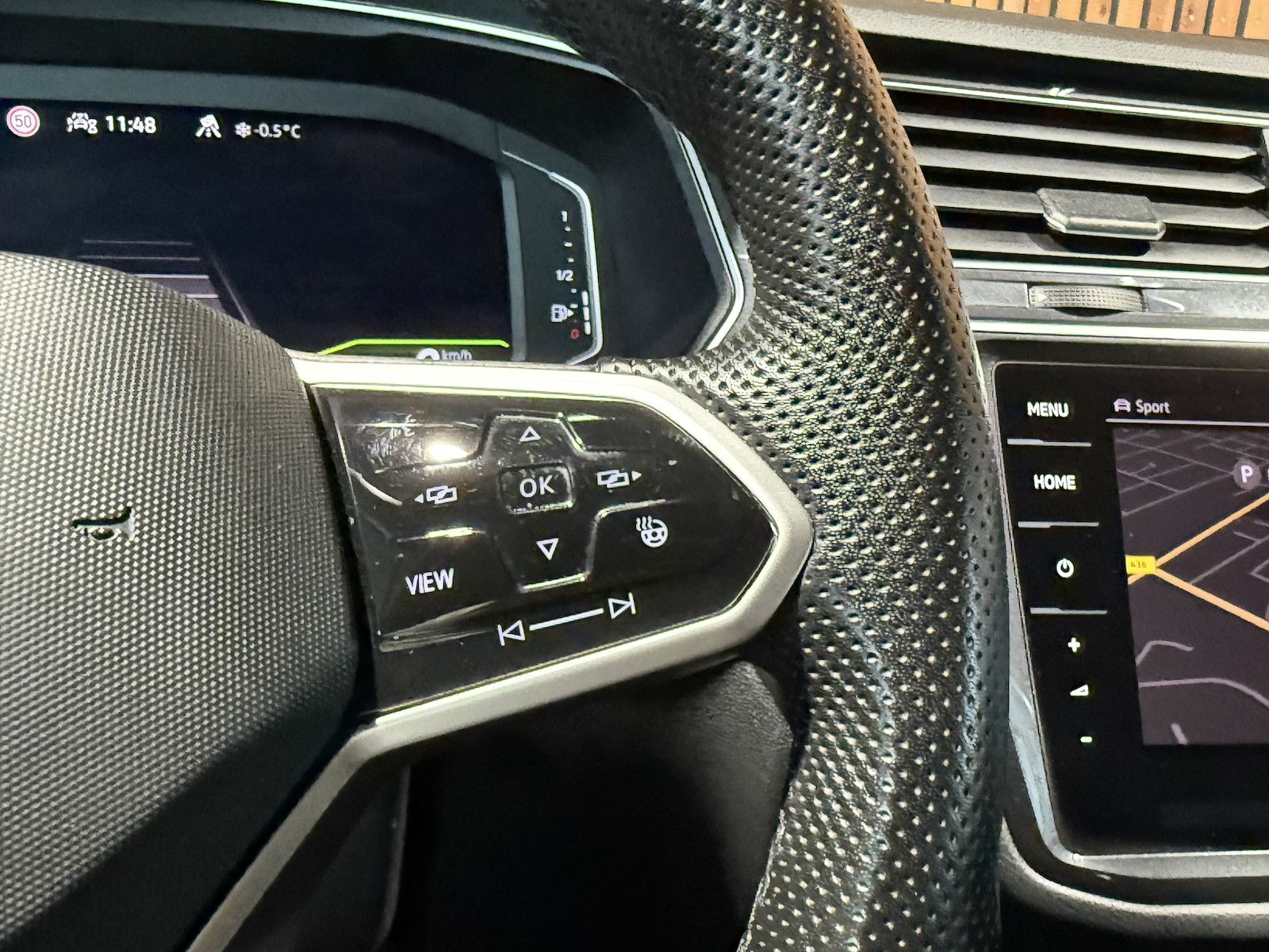 Fahrzeugabbildung Volkswagen Tiguan 2,0 TDI 4M DSG R-Line Black *Navi*AHK*IQ*