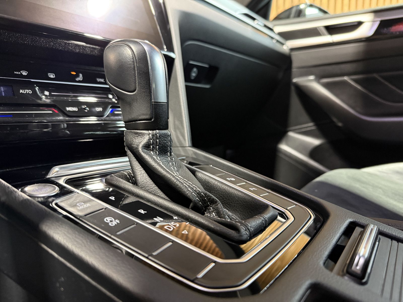 Fahrzeugabbildung Volkswagen Arteon SB. 2,0 TSI R-Line*Navi*Kam*AHK*Keyl.*IQ*