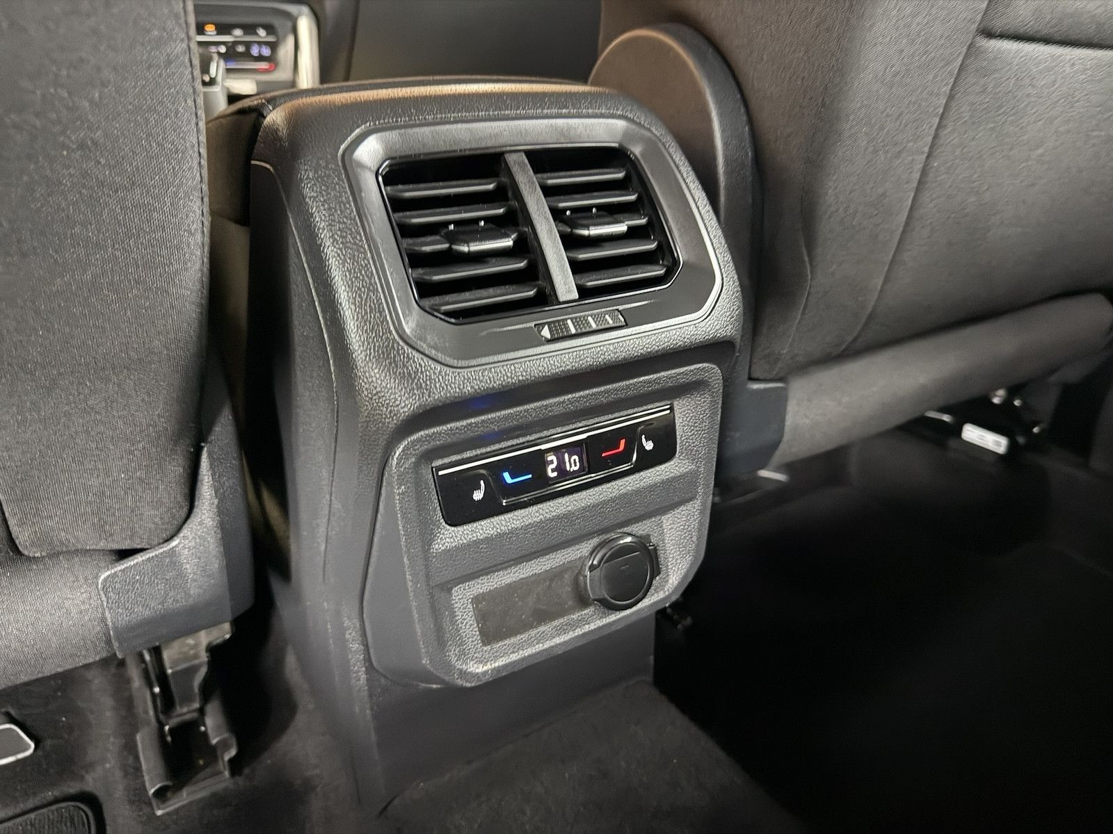 Fahrzeugabbildung Volkswagen Tiguan 2,0 TDI Life DSG *Navi*ACC*AHK*Kam*LED*