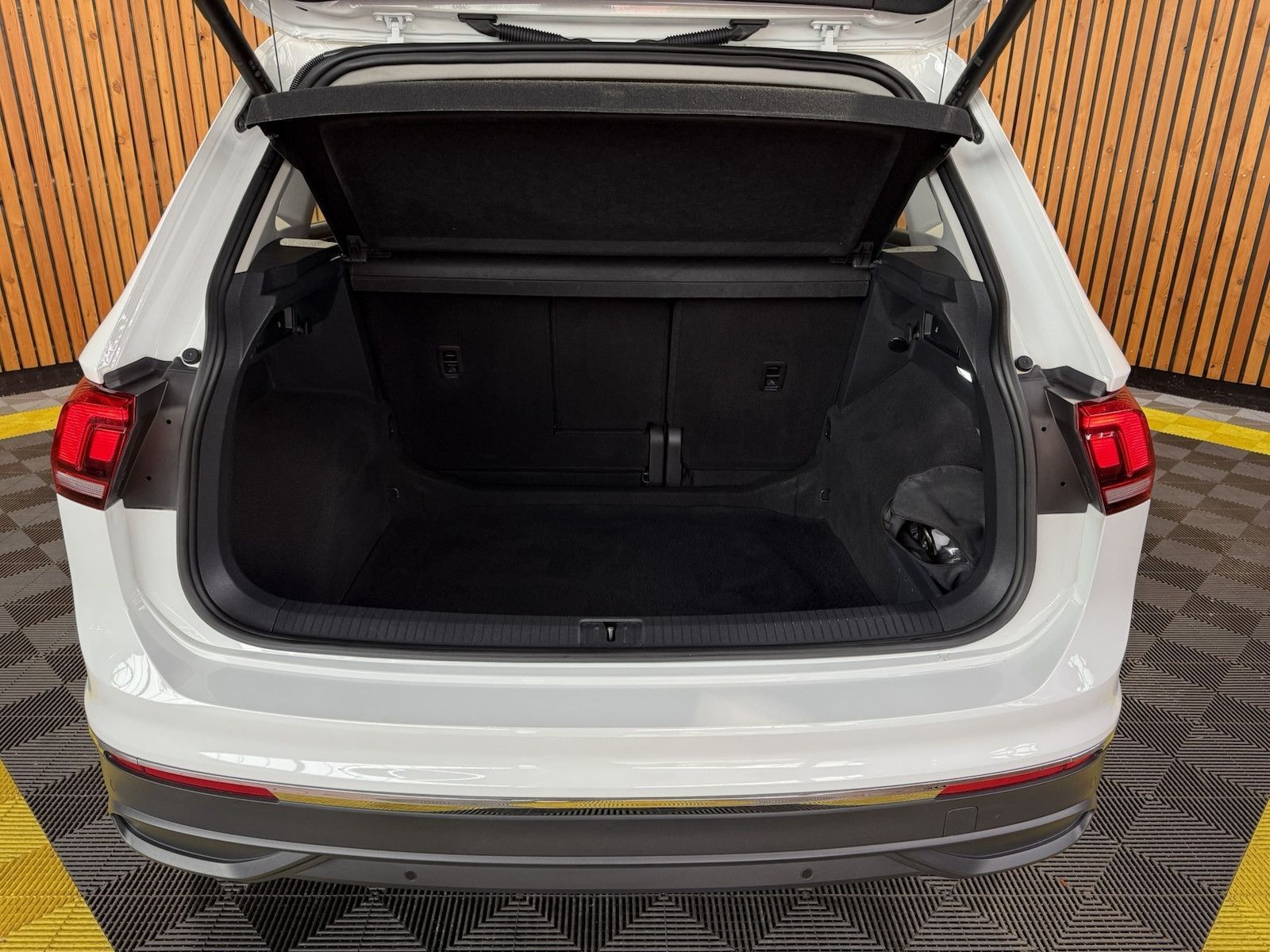 Fahrzeugabbildung Volkswagen Tiguan 2,0 TDI Life DSG *Navi*ACC*AHK*Kam*LED*