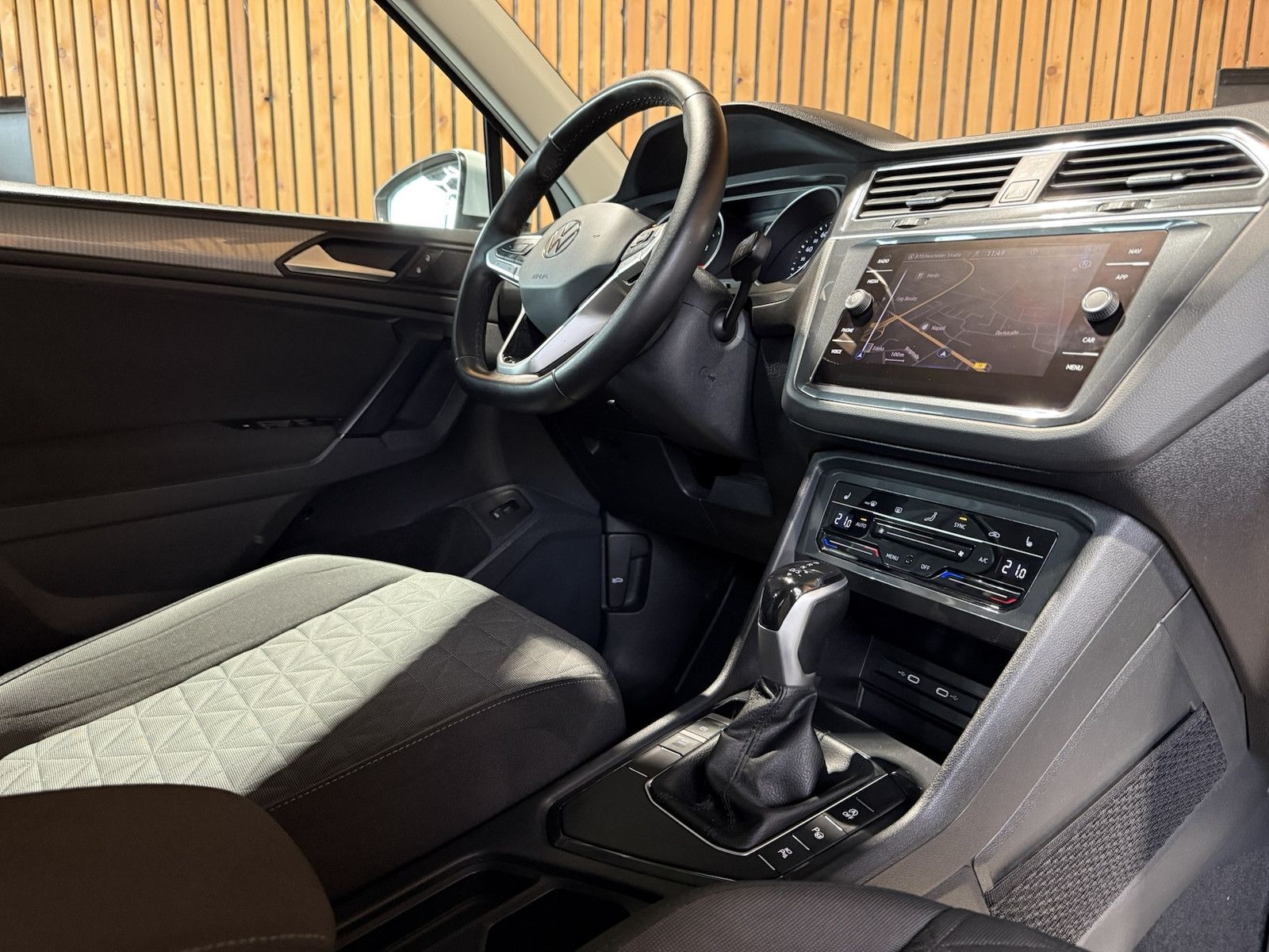 Fahrzeugabbildung Volkswagen Tiguan 2,0 TDI Life DSG *Navi*ACC*AHK*Kam*LED*