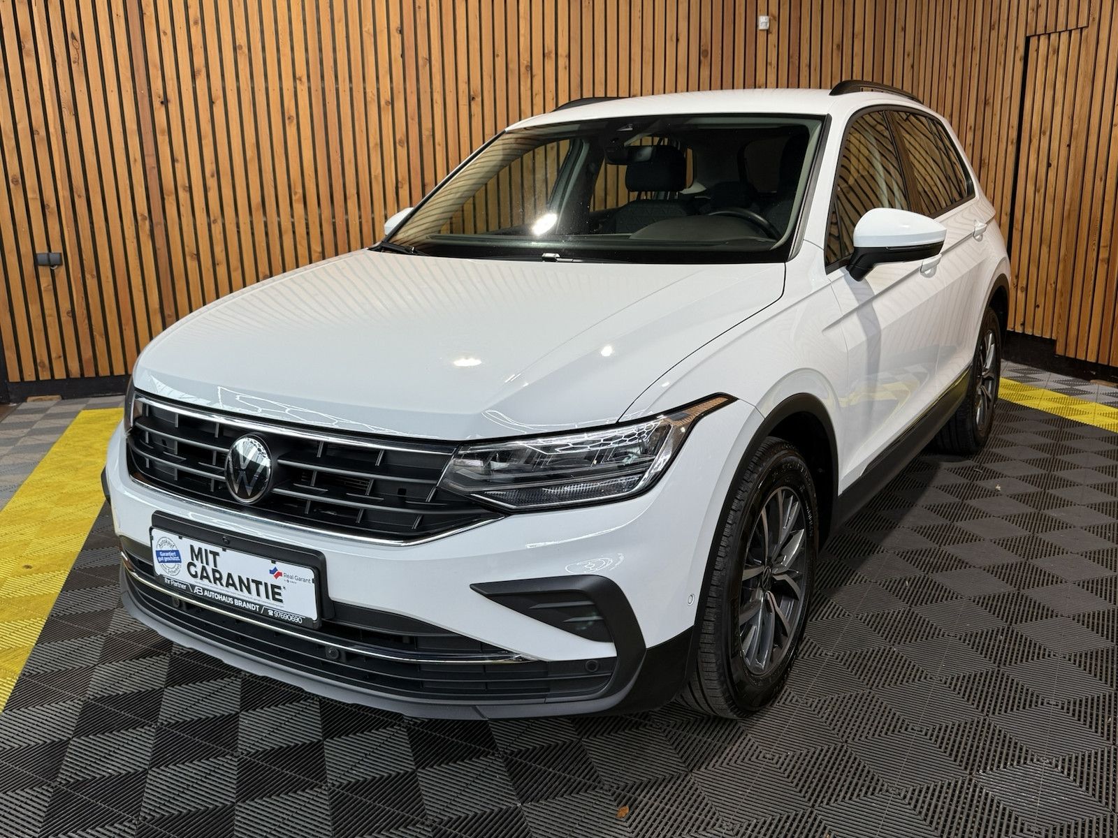 Fahrzeugabbildung Volkswagen Tiguan 2,0 TDI Life DSG *Navi*ACC*AHK*Kam*LED*