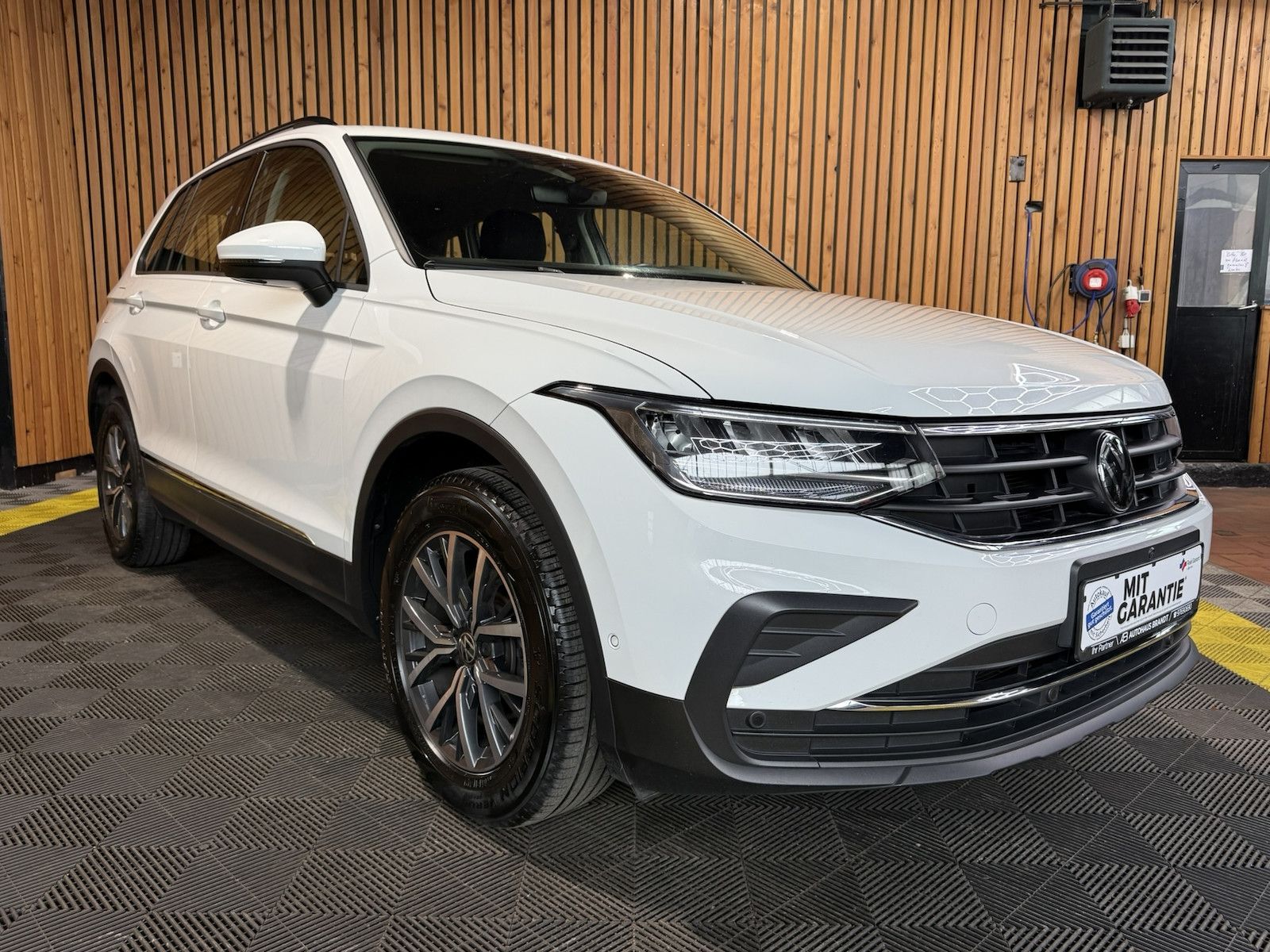 Fahrzeugabbildung Volkswagen Tiguan 2,0 TDI Life DSG *Navi*ACC*AHK*Kam*LED*