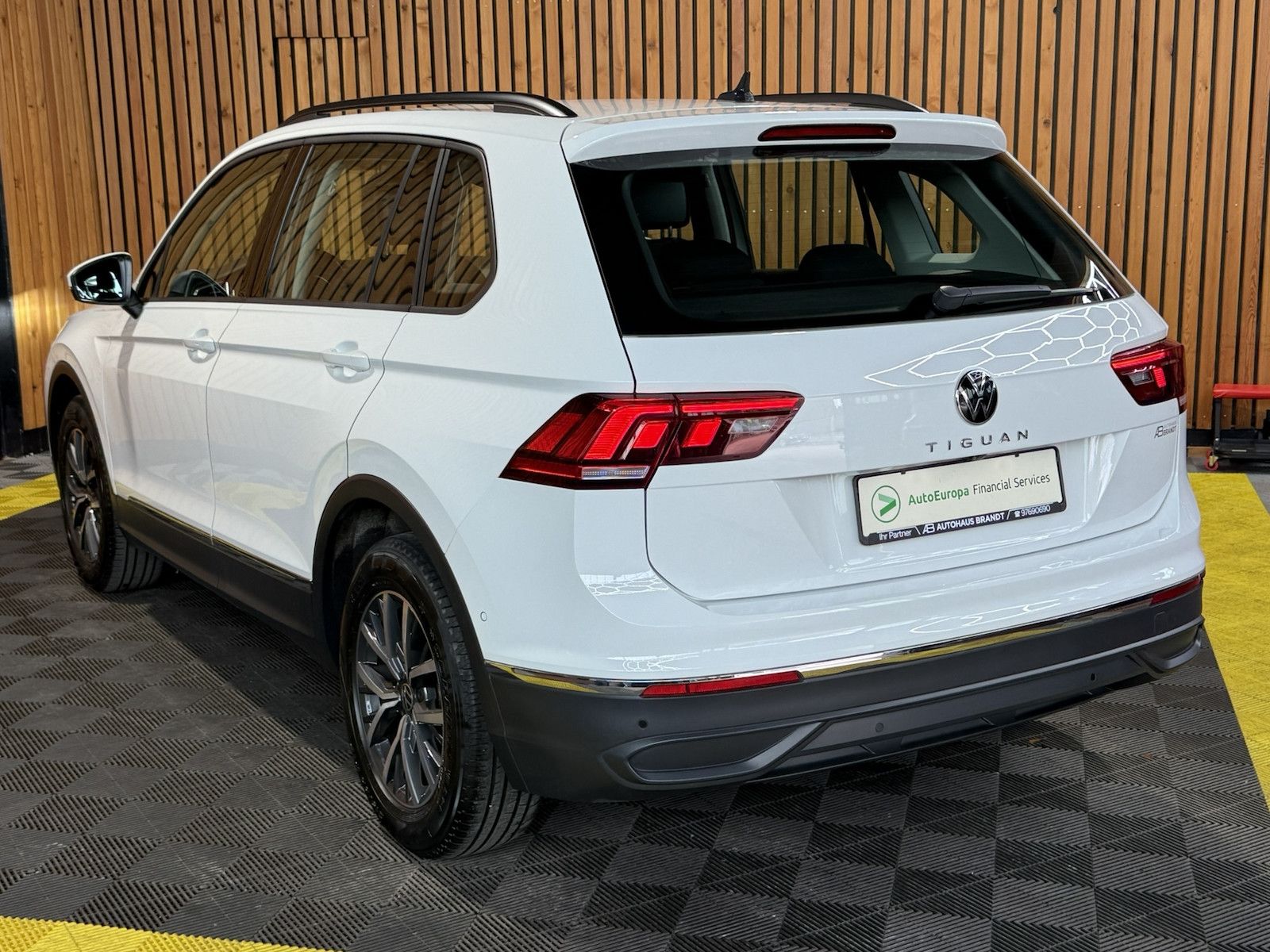 Fahrzeugabbildung Volkswagen Tiguan 2,0 TDI Life DSG *Navi*ACC*AHK*Kam*LED*