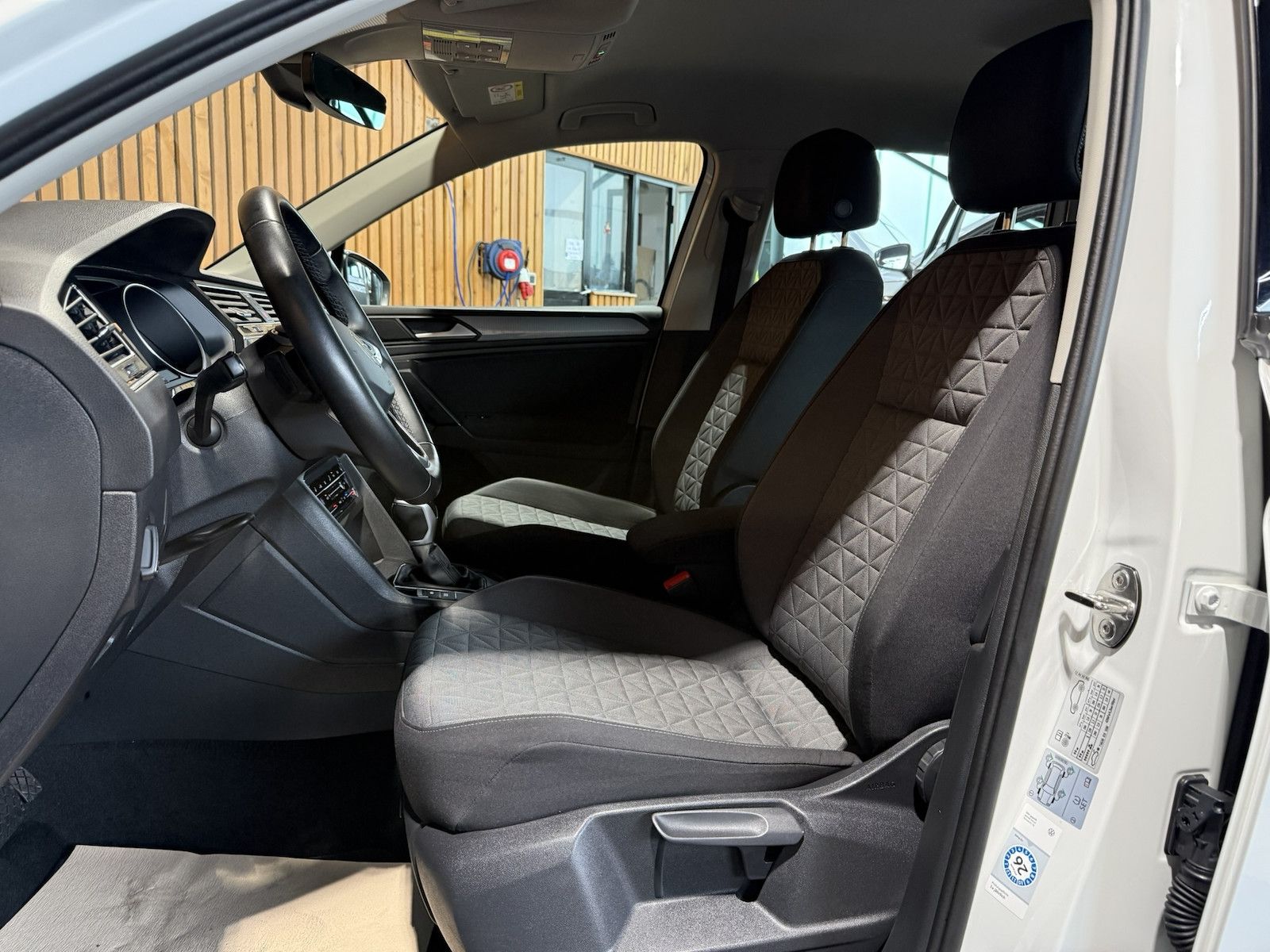 Fahrzeugabbildung Volkswagen Tiguan 2,0 TDI Life DSG *Navi*ACC*AHK*Kam*LED*