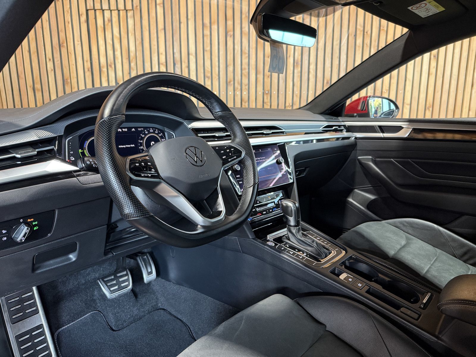 Fahrzeugabbildung Volkswagen Arteon 1.4 eHybrid SB. R-Line *Navi*IQ*Kam*Pano*