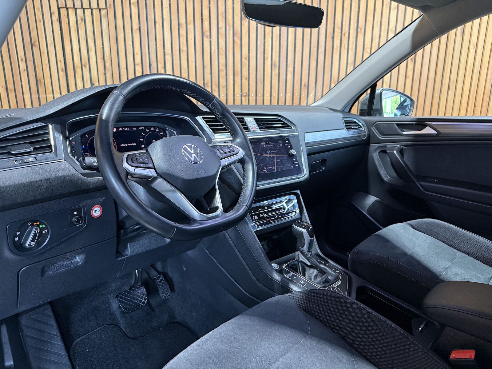 Fahrzeugabbildung Volkswagen Tiguan Allspace 2,0TDI Eleg. 4M DSG Navi*Kam*AHK