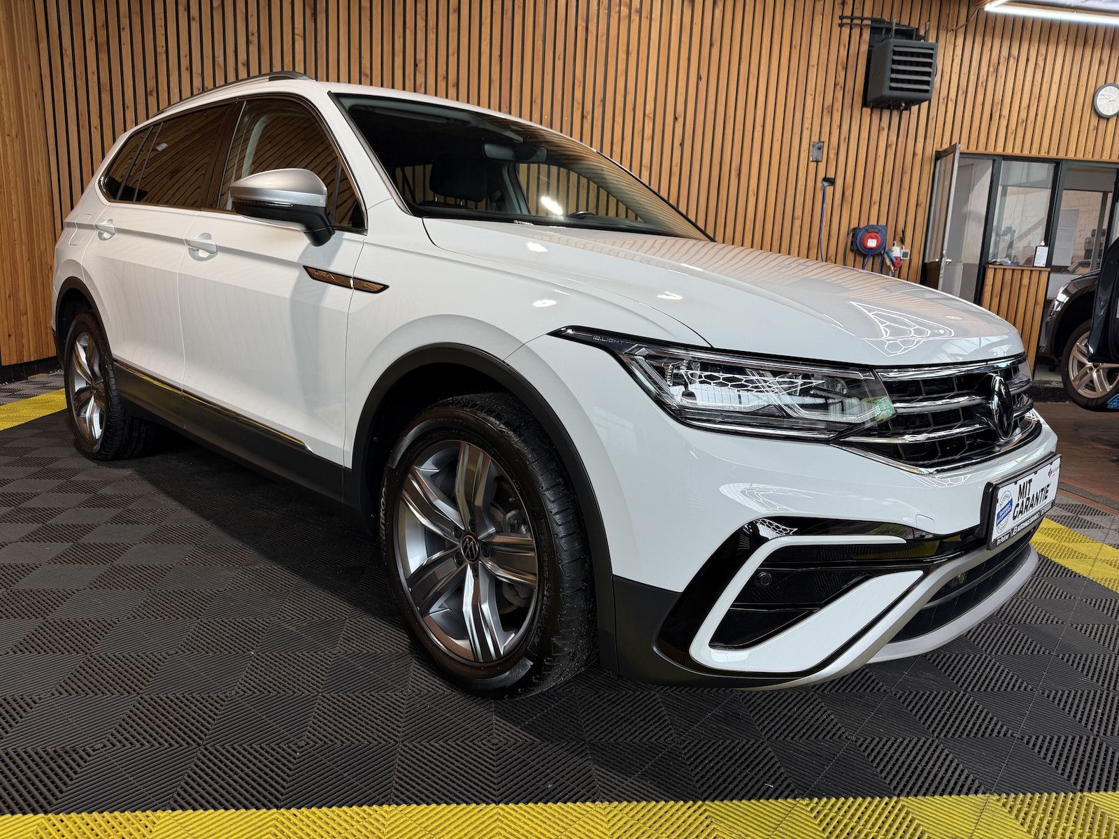 Fahrzeugabbildung Volkswagen Tiguan Allspace 2,0TDI Eleg. 4M DSG Navi*Kam*AHK