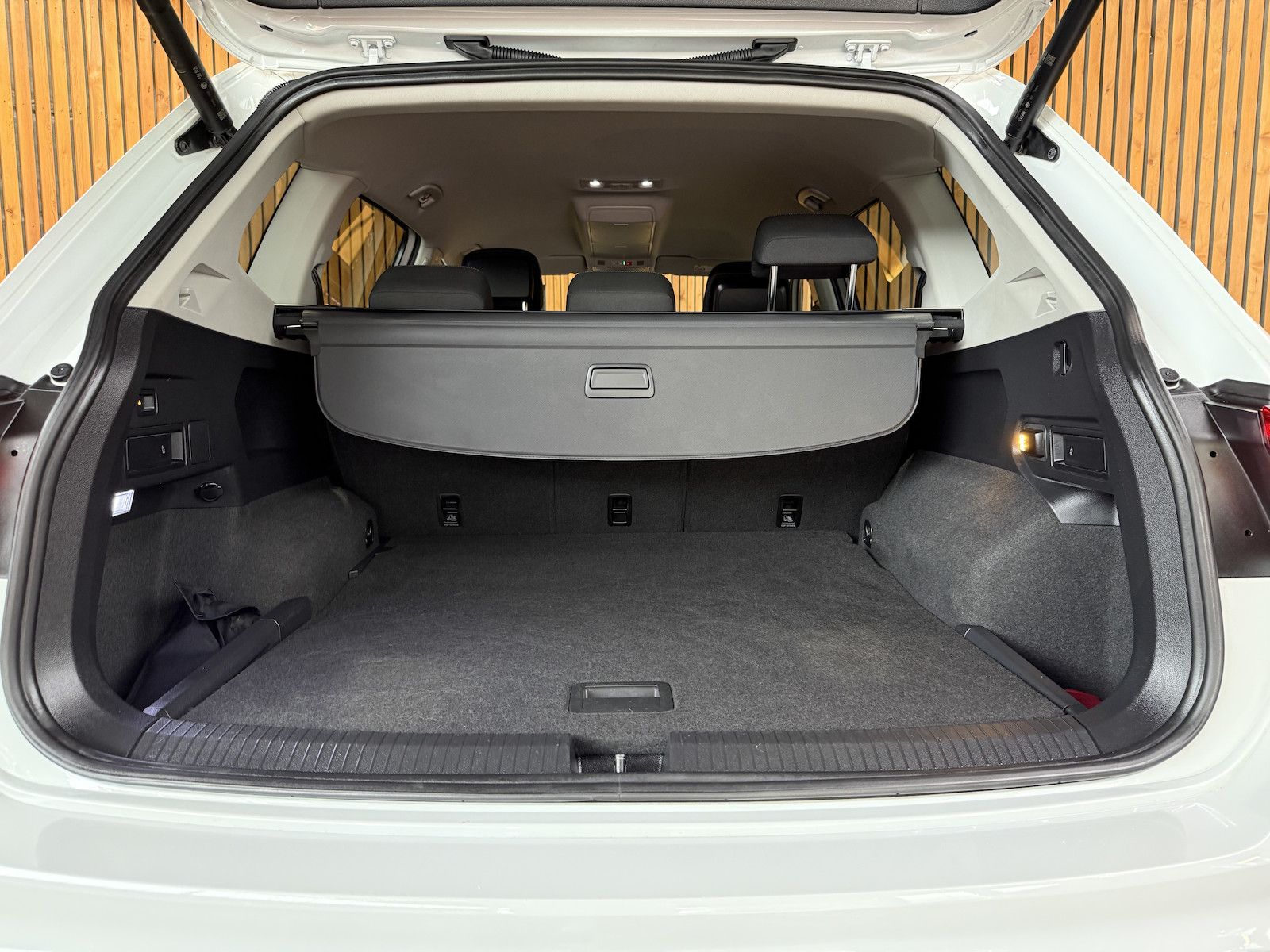 Fahrzeugabbildung Volkswagen Tiguan Allspace 2,0TDI Eleg. 4M DSG Navi*Kam*AHK